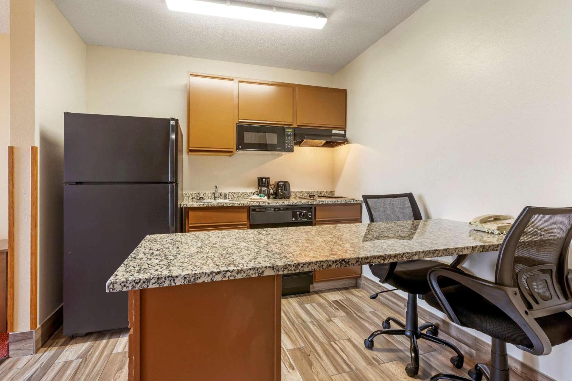 MainStay Suites Dubuque at Hwy 20 photo 17