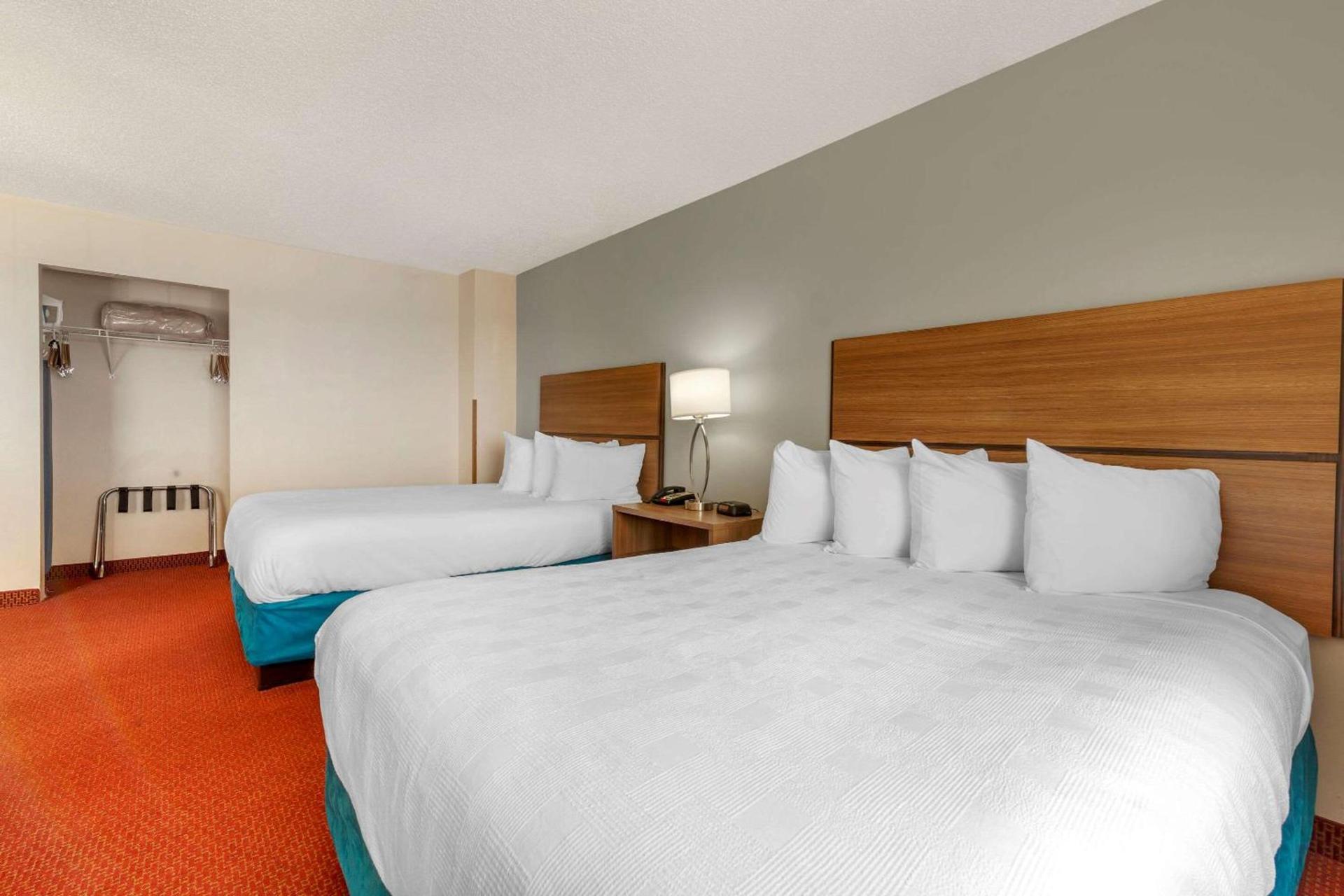 MainStay Suites Dubuque at Hwy 20 photo 14