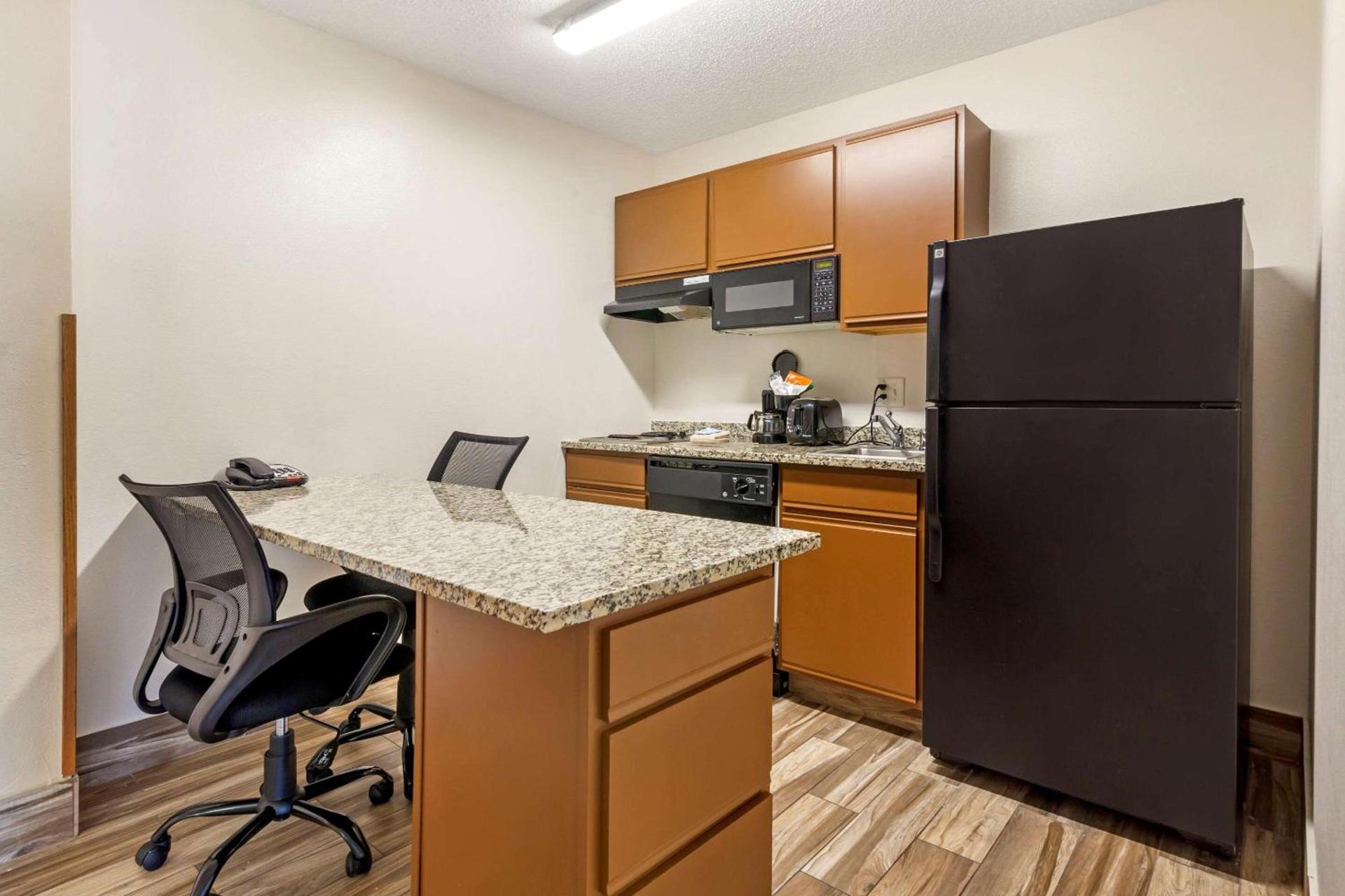 MainStay Suites Dubuque at Hwy 20 photo 19
