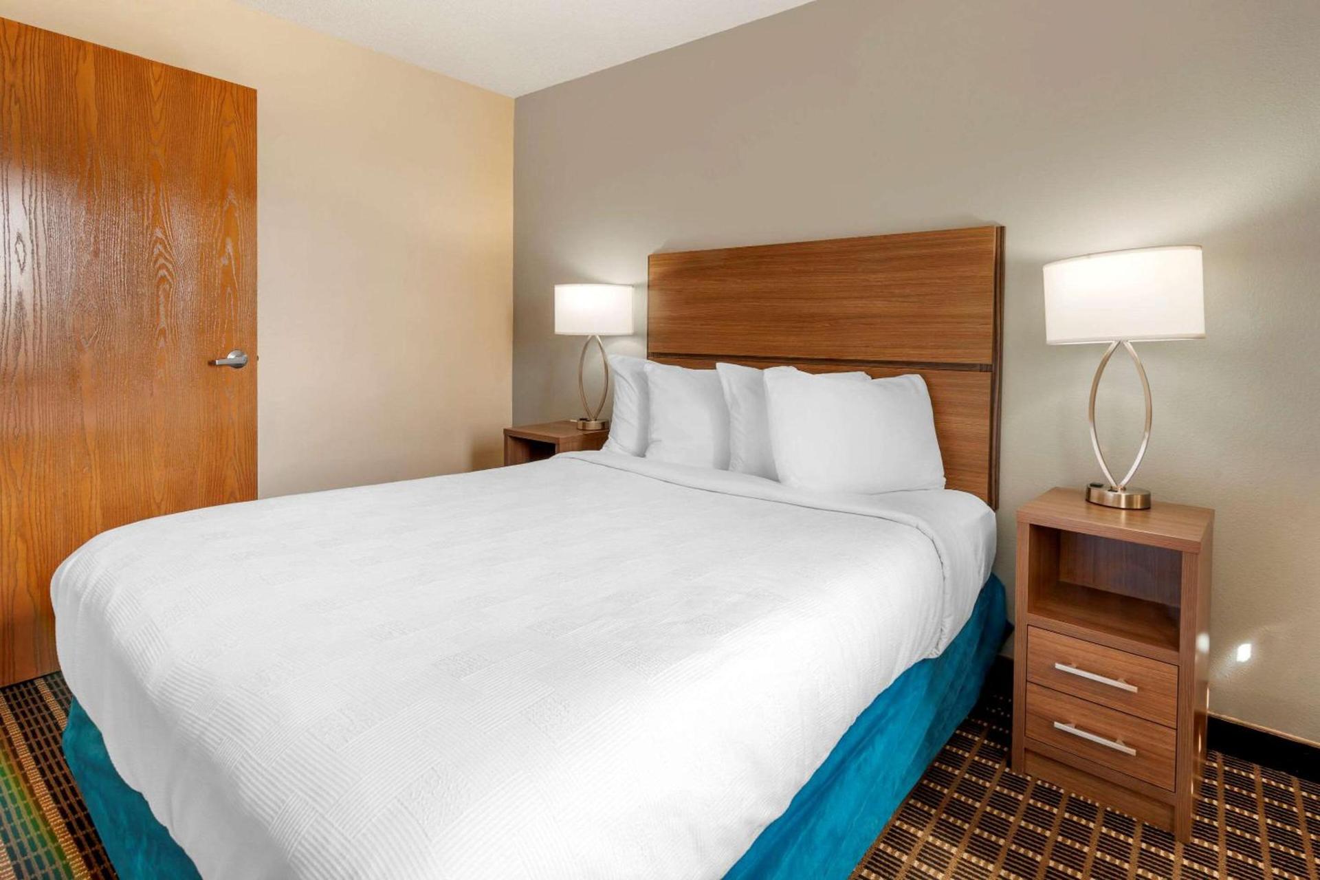 MainStay Suites Dubuque at Hwy 20 photo 21
