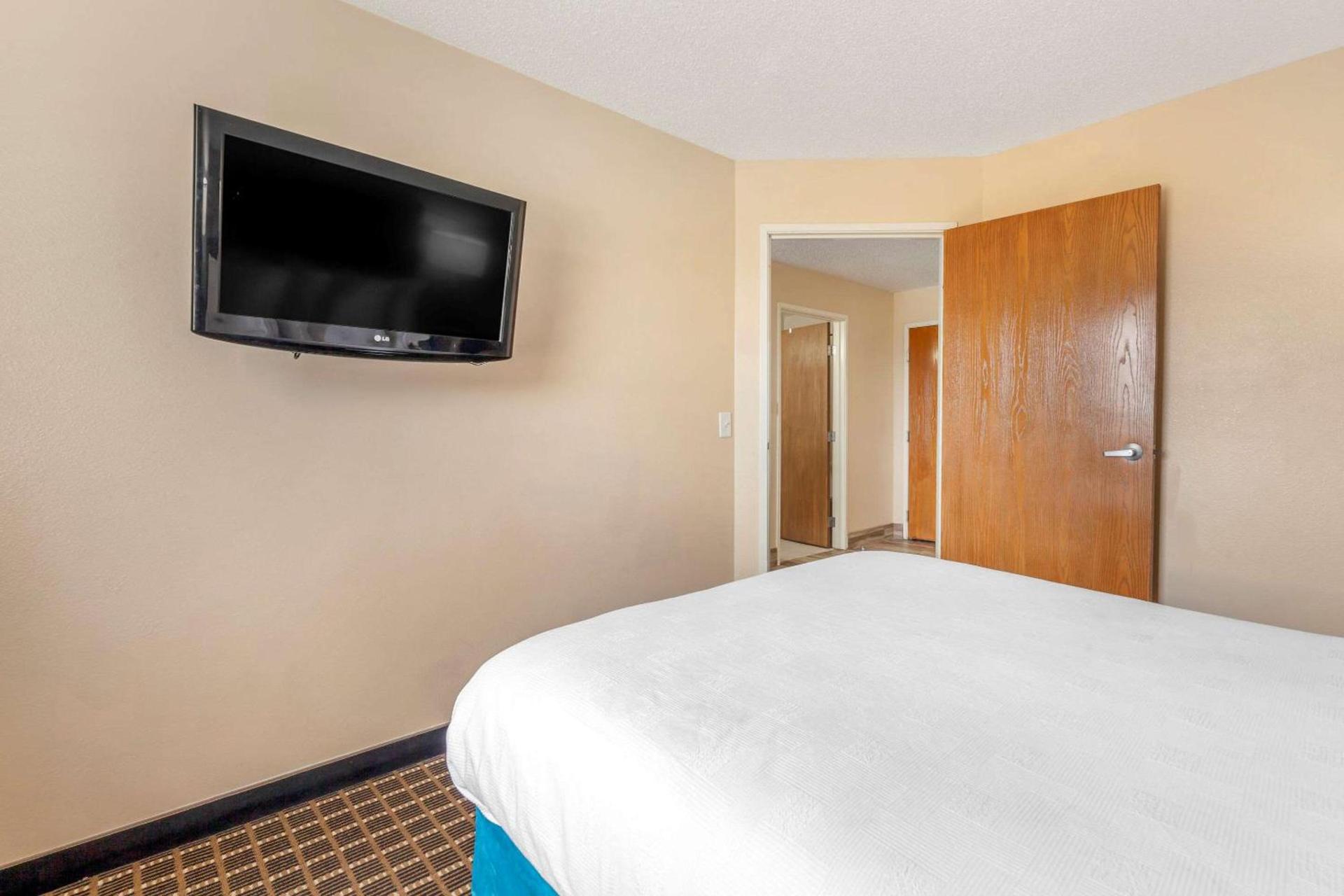 MainStay Suites Dubuque at Hwy 20 photo 22