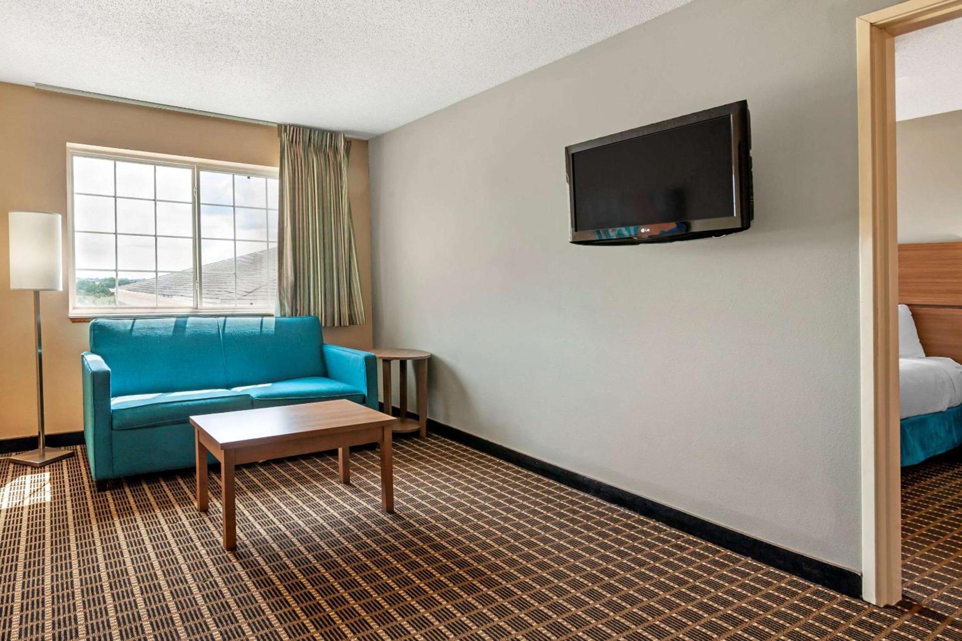 MainStay Suites Dubuque at Hwy 20 photo 23