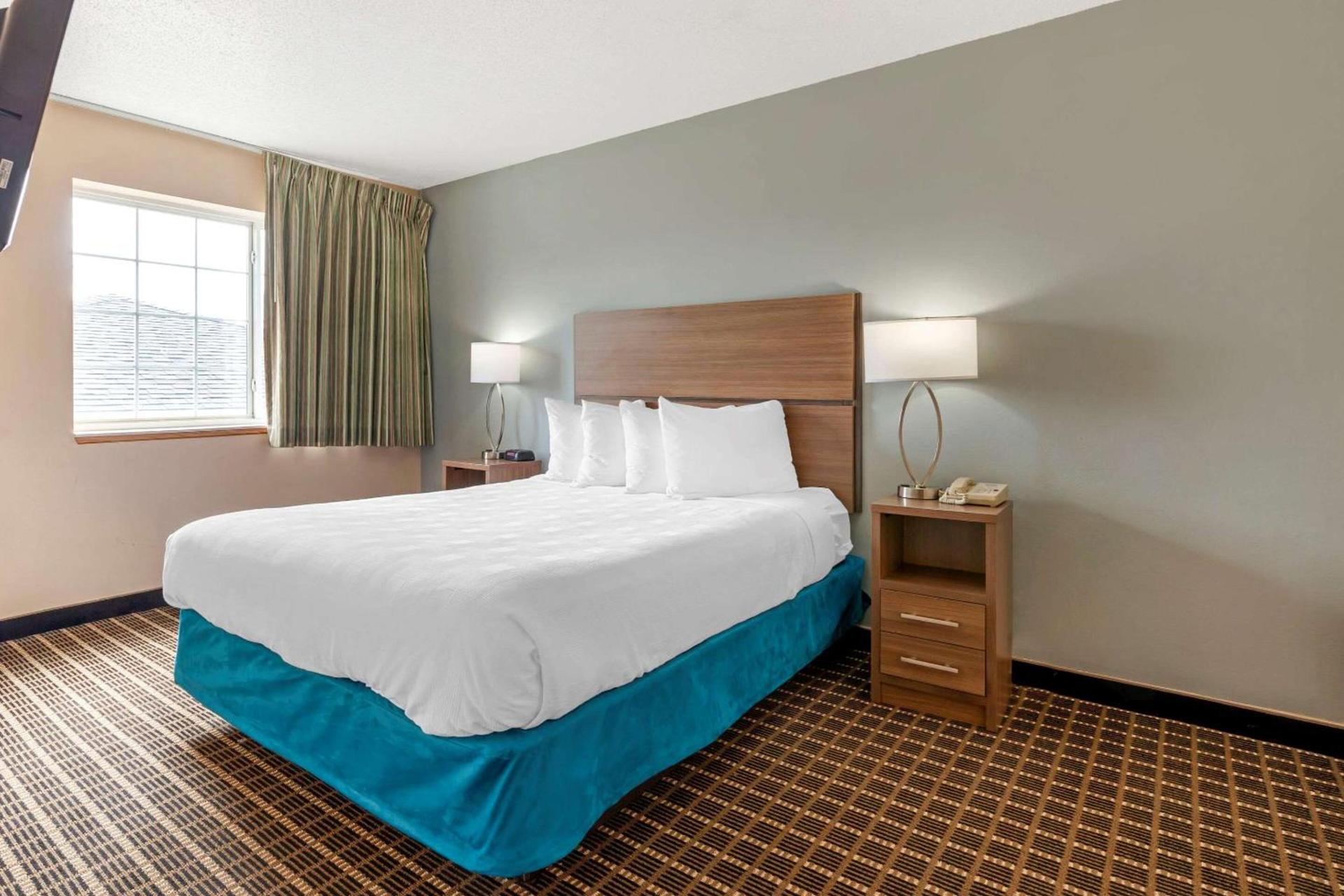 MainStay Suites Dubuque at Hwy 20 photo 24
