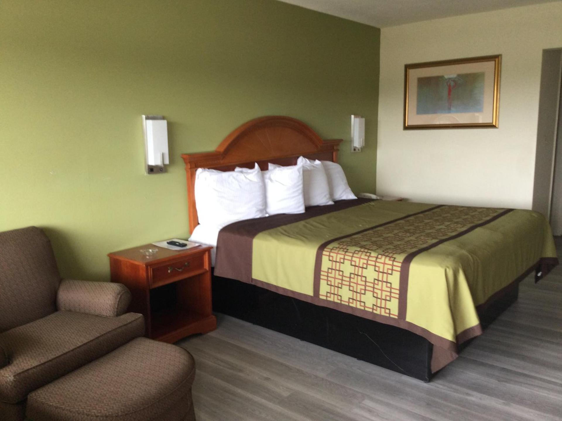 Big Spring Inn Madisonville photo 11