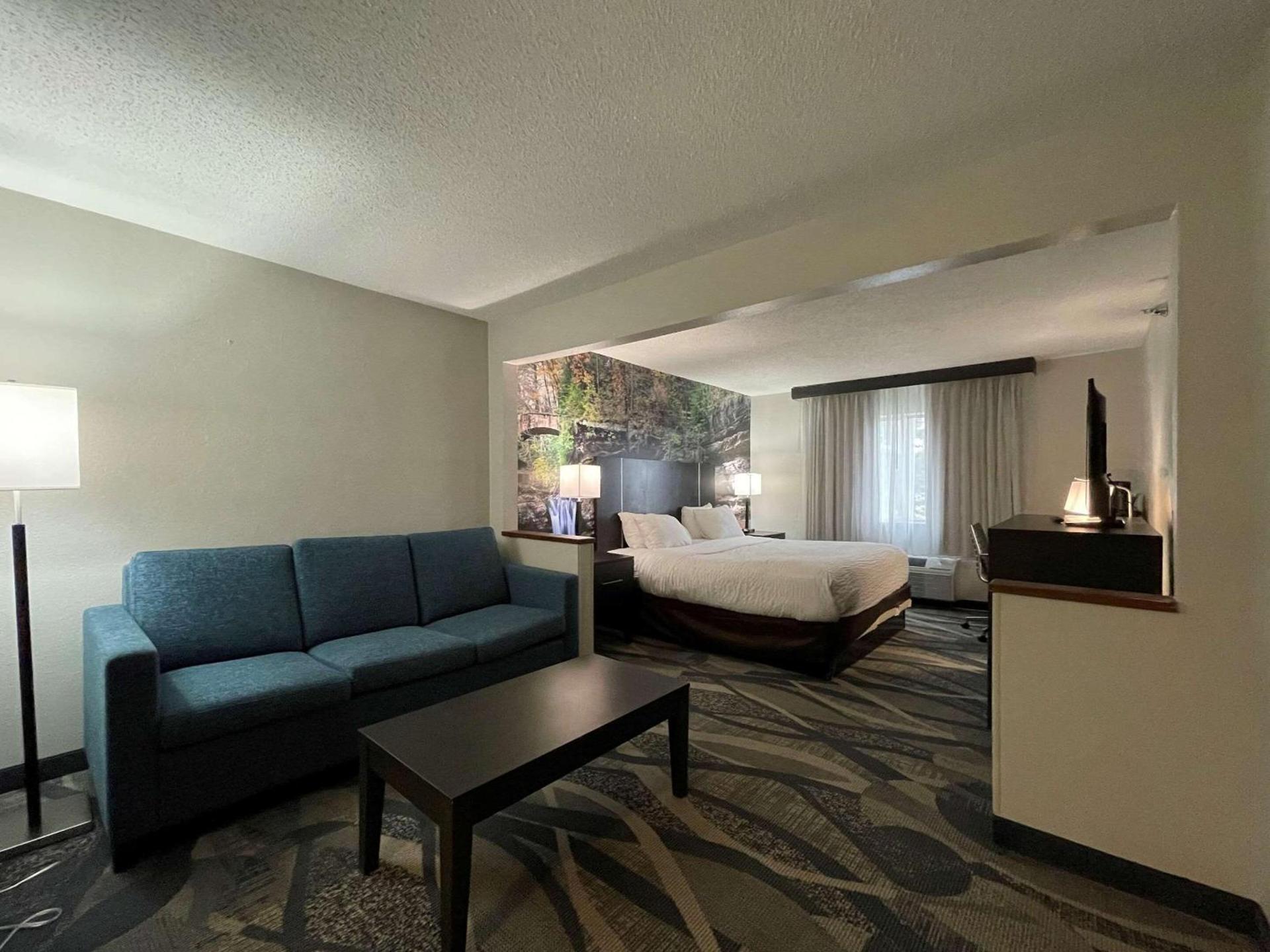 Clarion Pointe Fairborn near Wright Patterson AFB photo 10