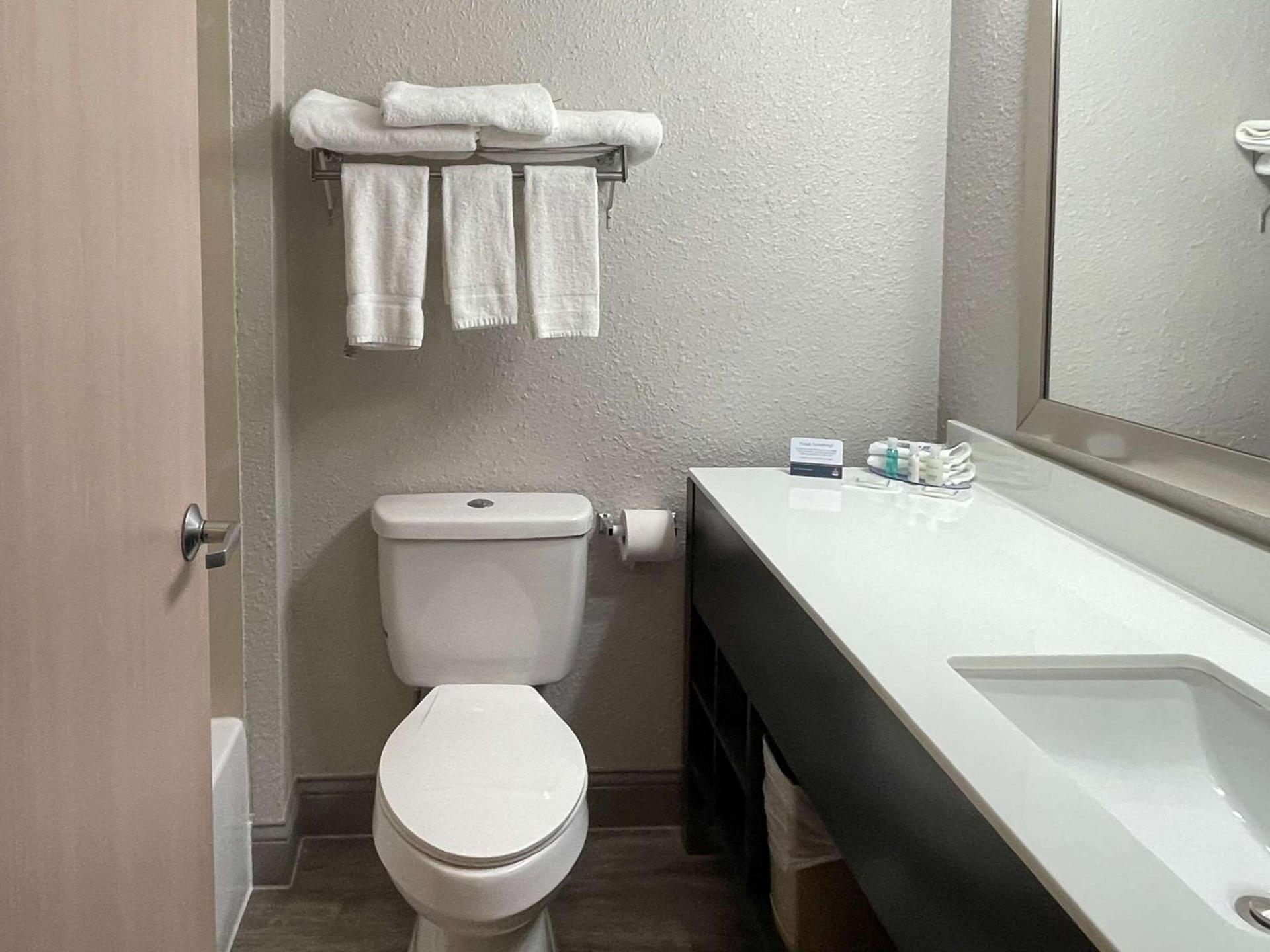 Clarion Pointe Fairborn near Wright Patterson AFB photo 12