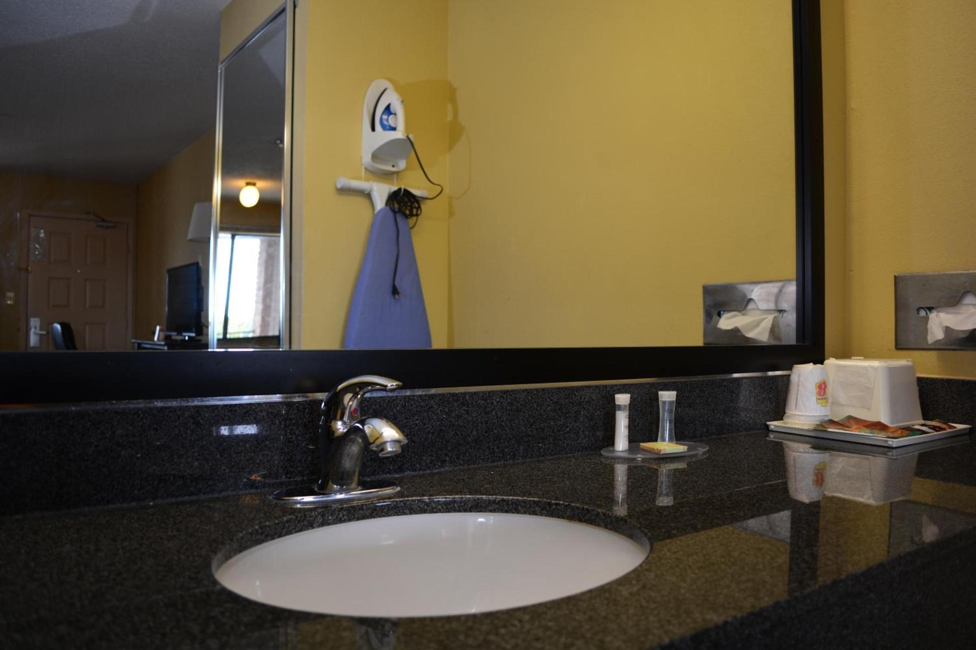 Super 8 by Wyndham Universal City photo 39