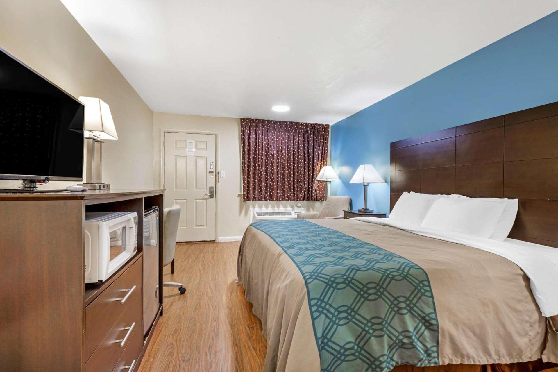 Econo Lodge Woodstock - Shenandoah Valley I-81 photo 13