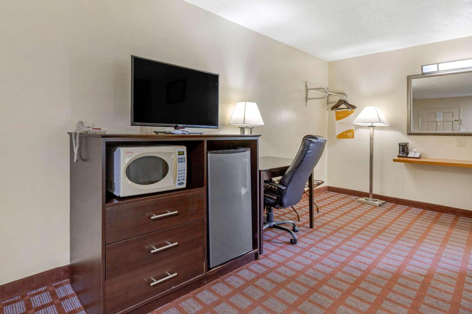 Econo Lodge Woodstock - Shenandoah Valley I-81 photo 24