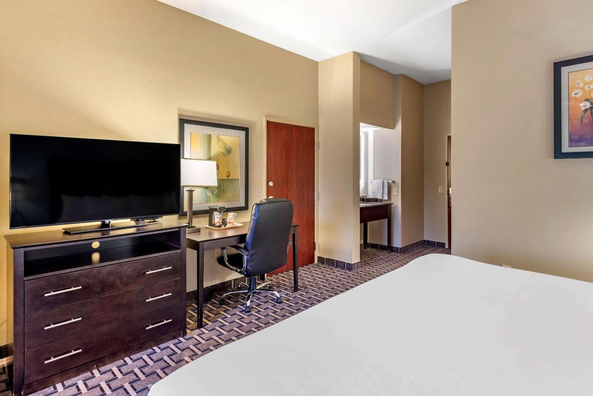 Comfort Suites Clovis North photo 9