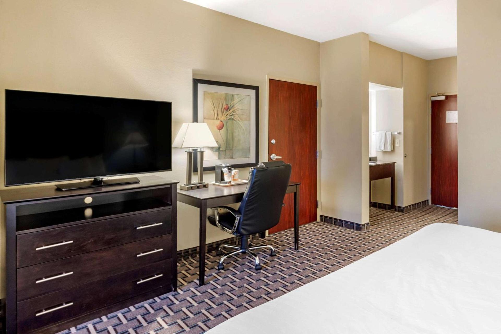 Comfort Suites Clovis North photo 13