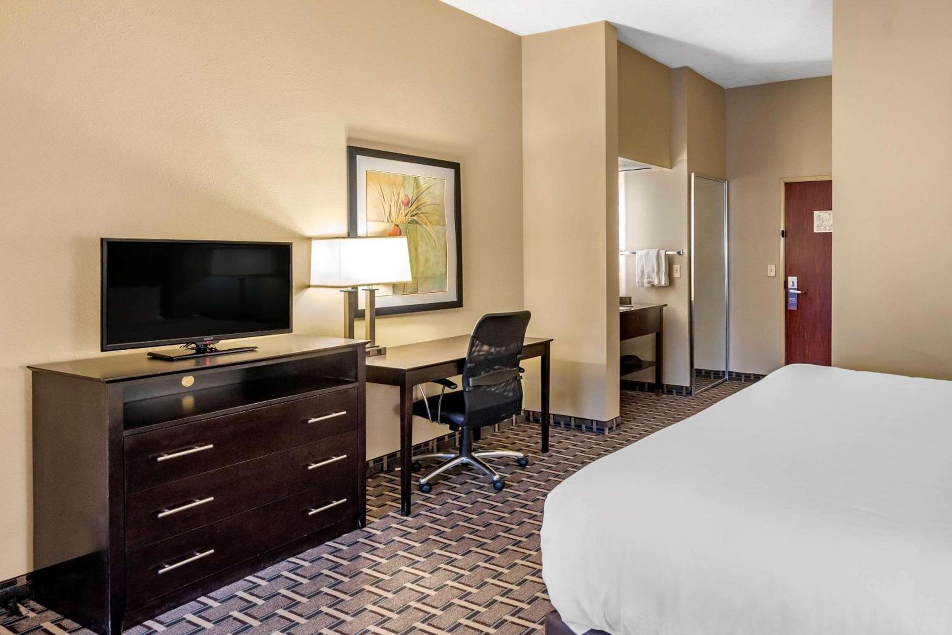Comfort Suites Clovis North photo 19