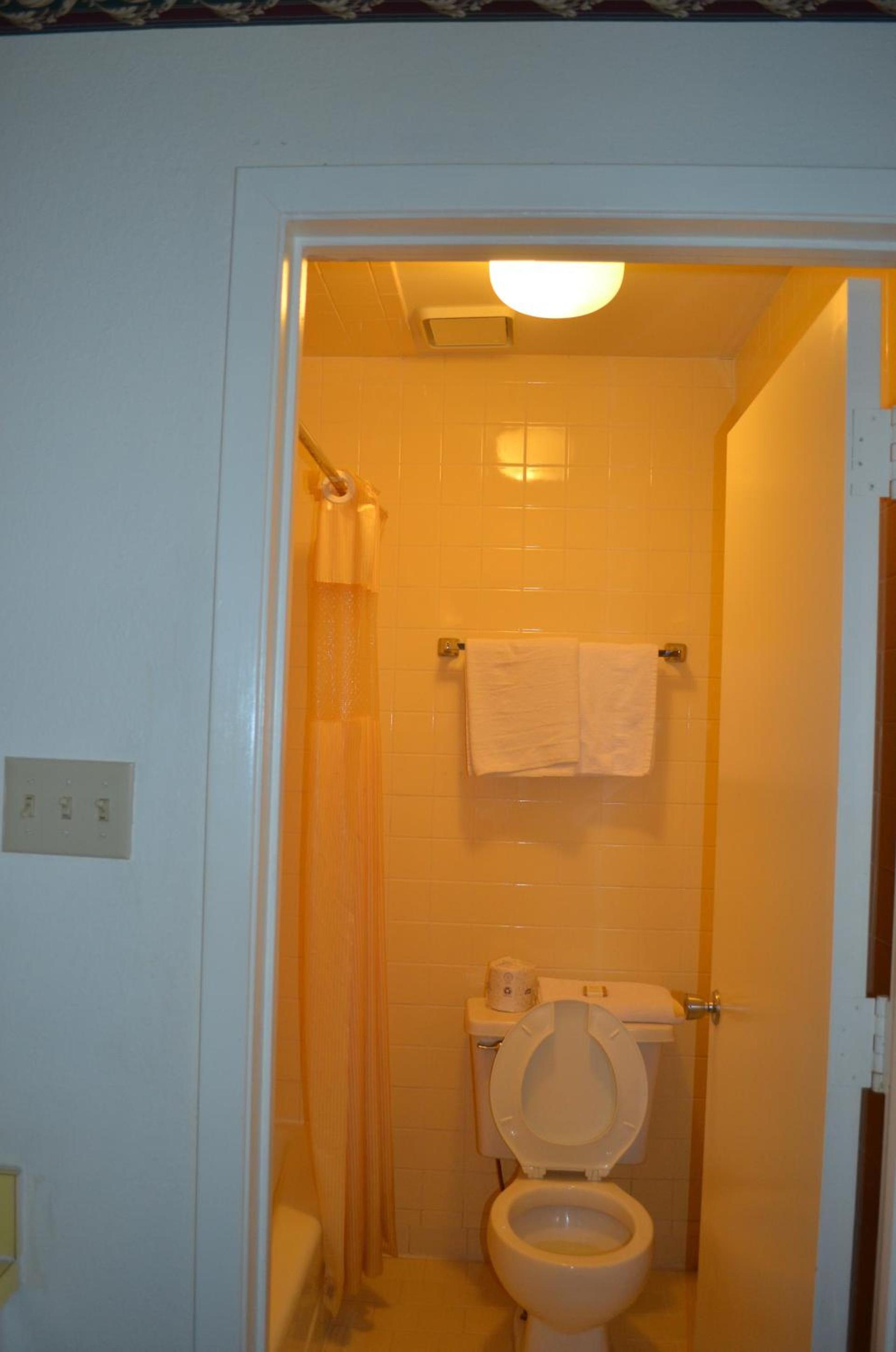 Granbury Inn and Suites photo 5
