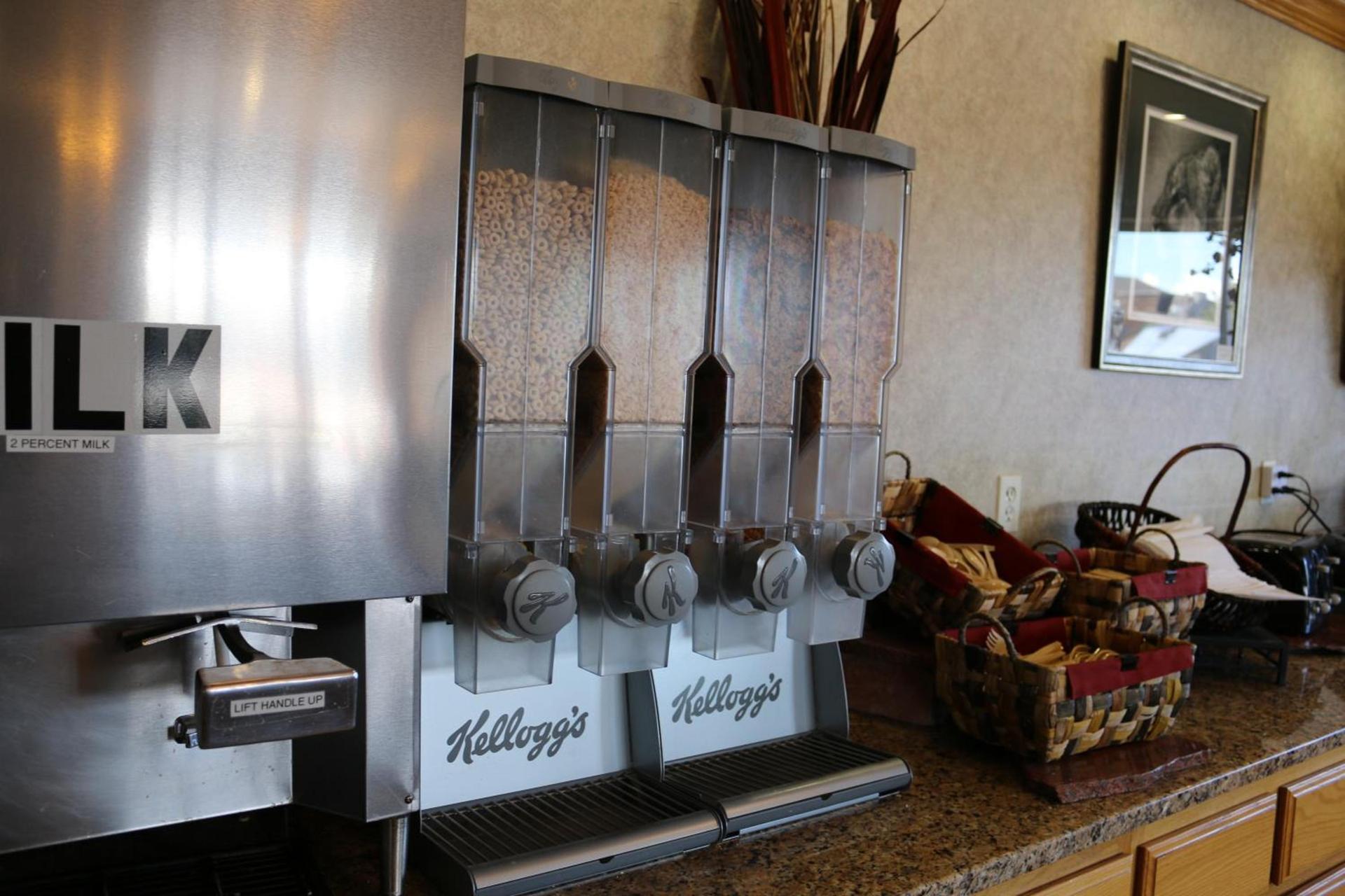 Gray Wolf Inn & Suites photo 29