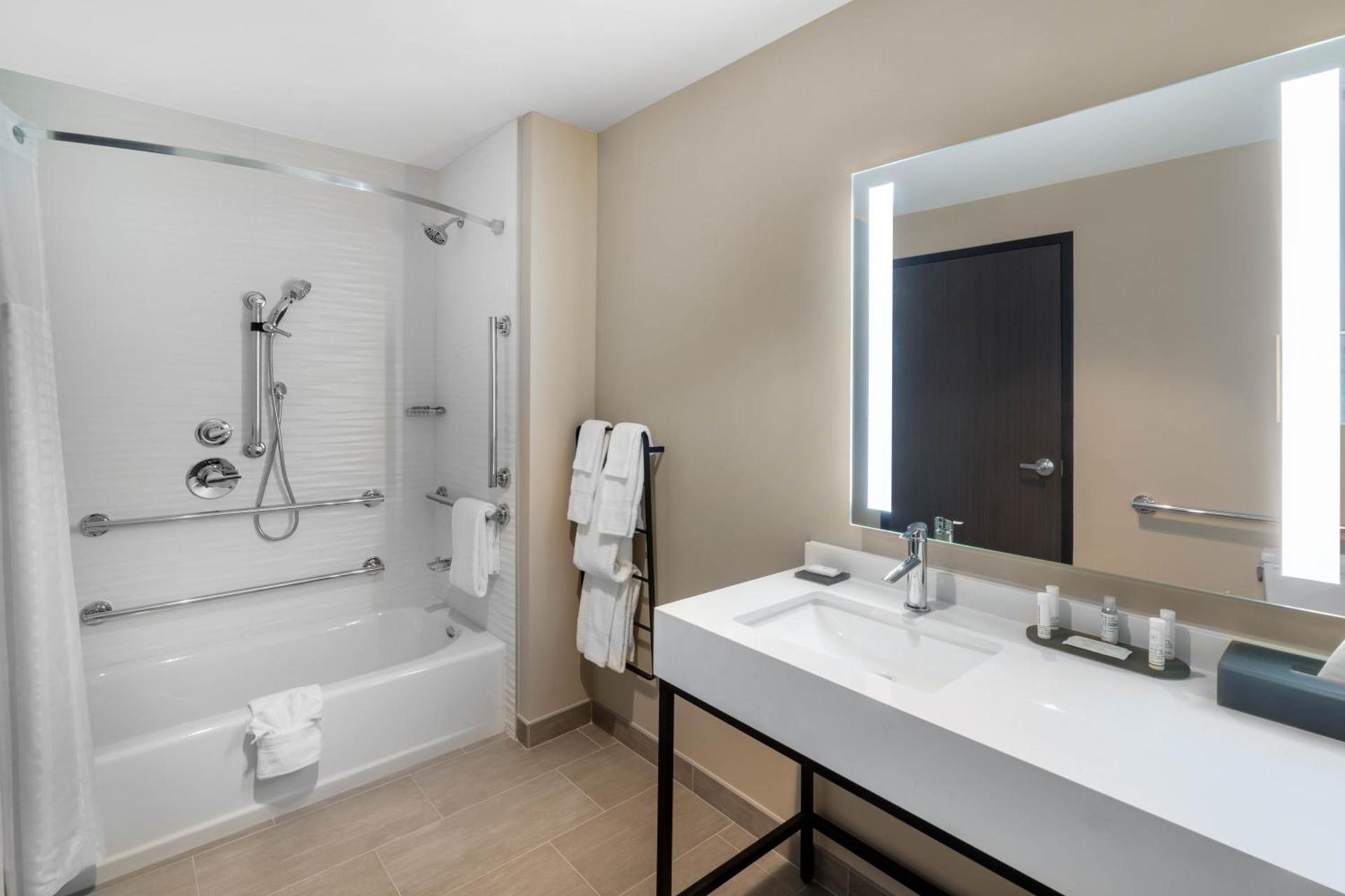 La Quinta Inn & Suites by Wyndham Nashville Downtown Stadium photo 85