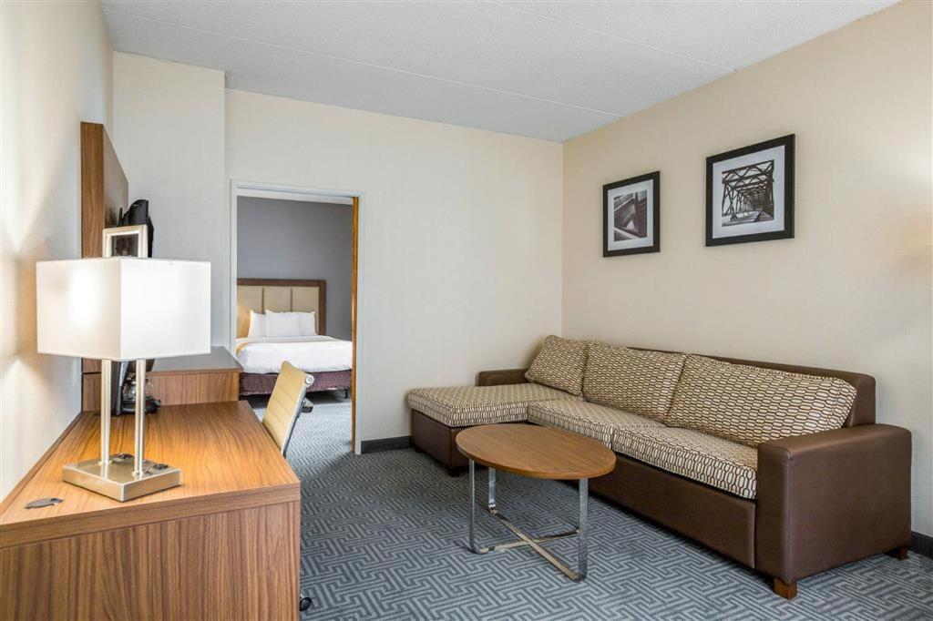 Quality Suites Lansing West photo 36