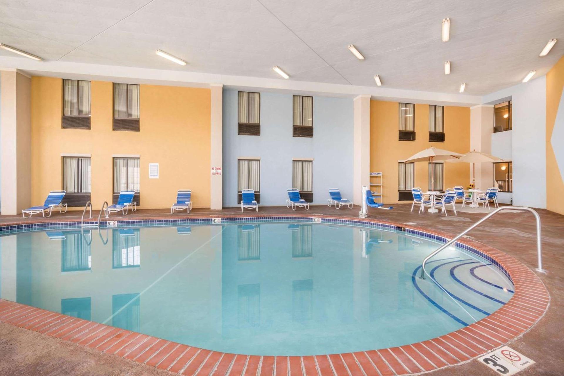 AmericInn by Wyndham Johnston Des Moines photo 4