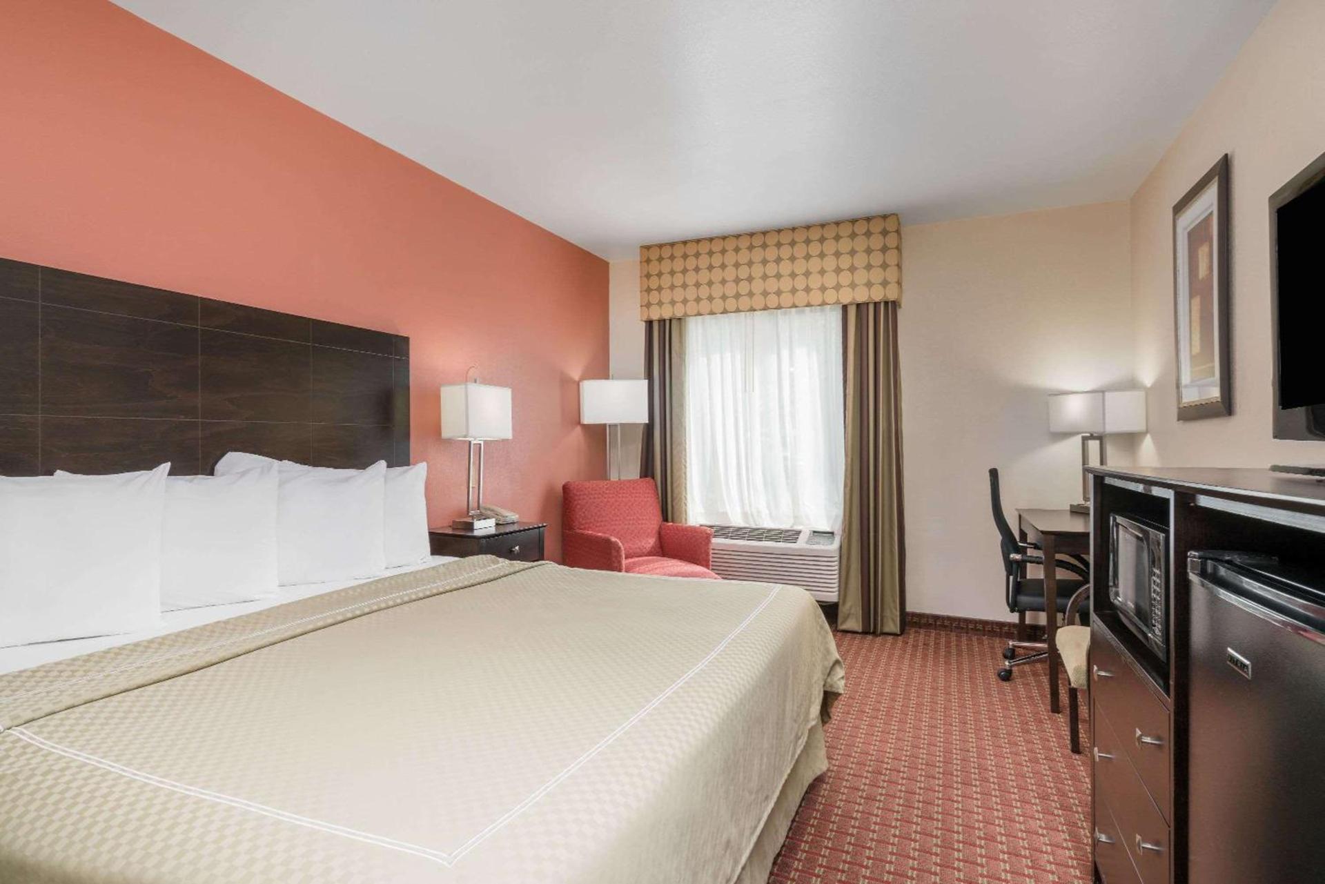 AmericInn by Wyndham Johnston Des Moines photo 7