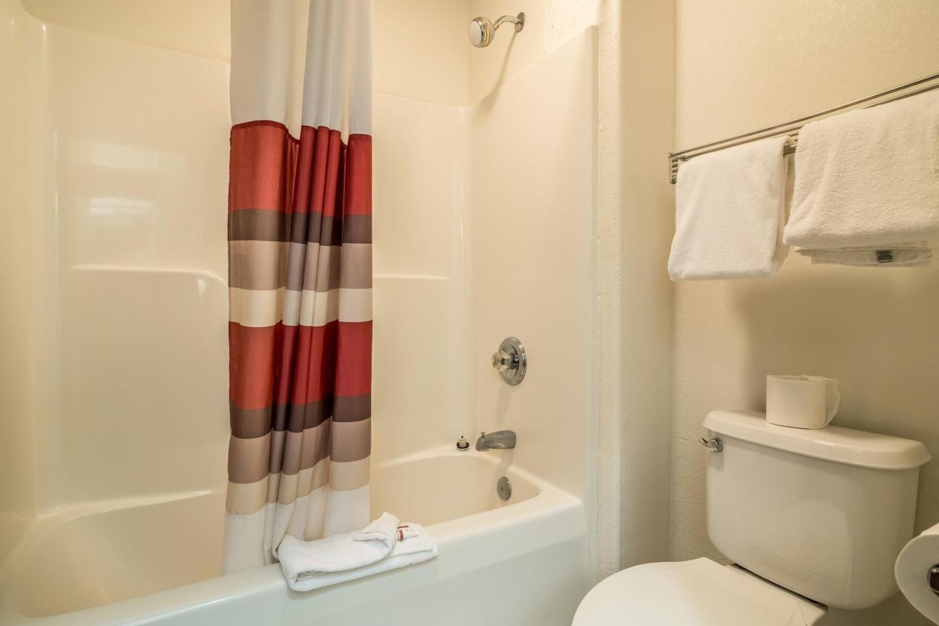 Red Roof Inn Greensboro Coliseum photo 23