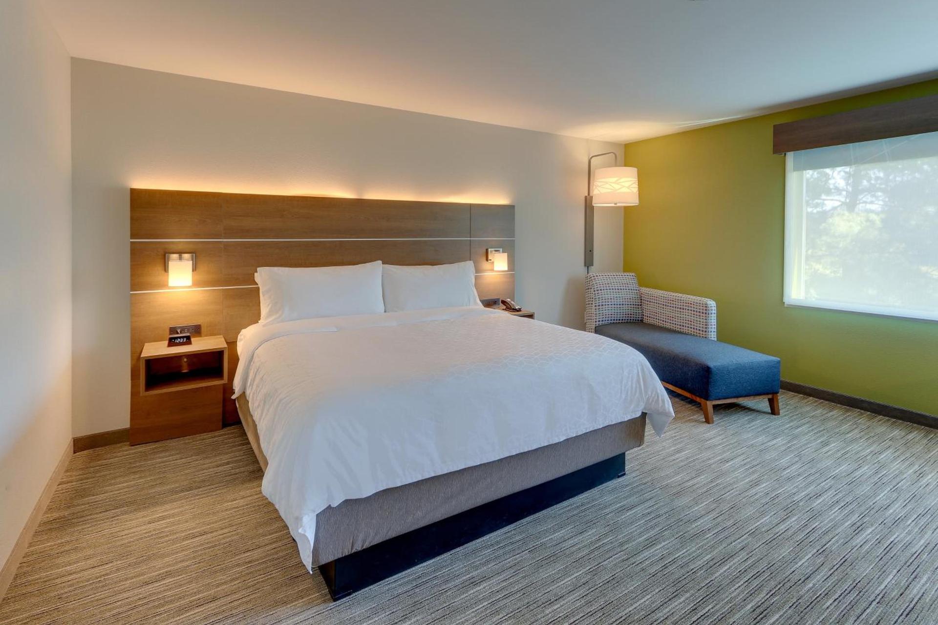 Holiday Inn Express & Suites - Roanoke – Civic Center photo 97