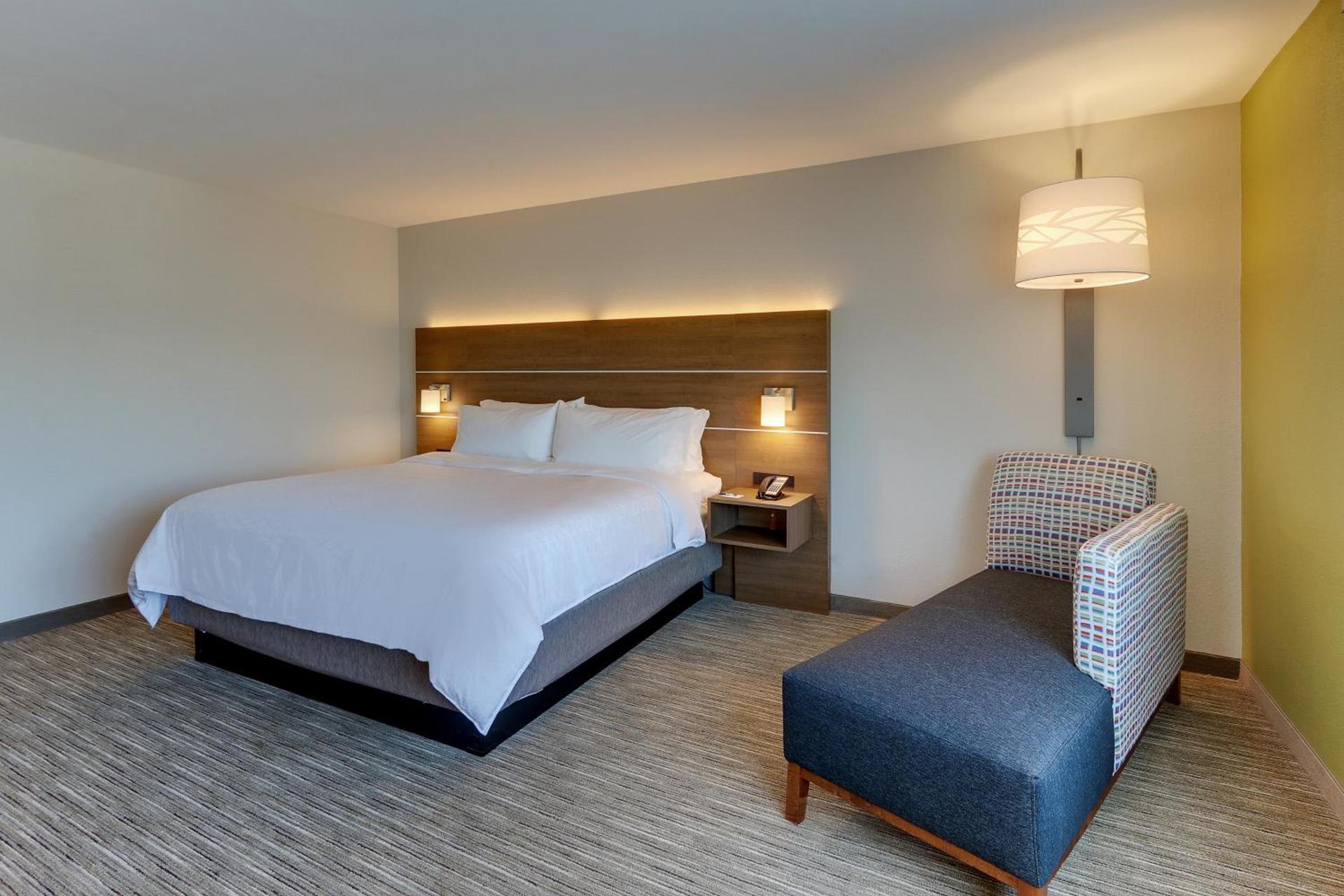 Holiday Inn Express & Suites - Roanoke – Civic Center photo 85