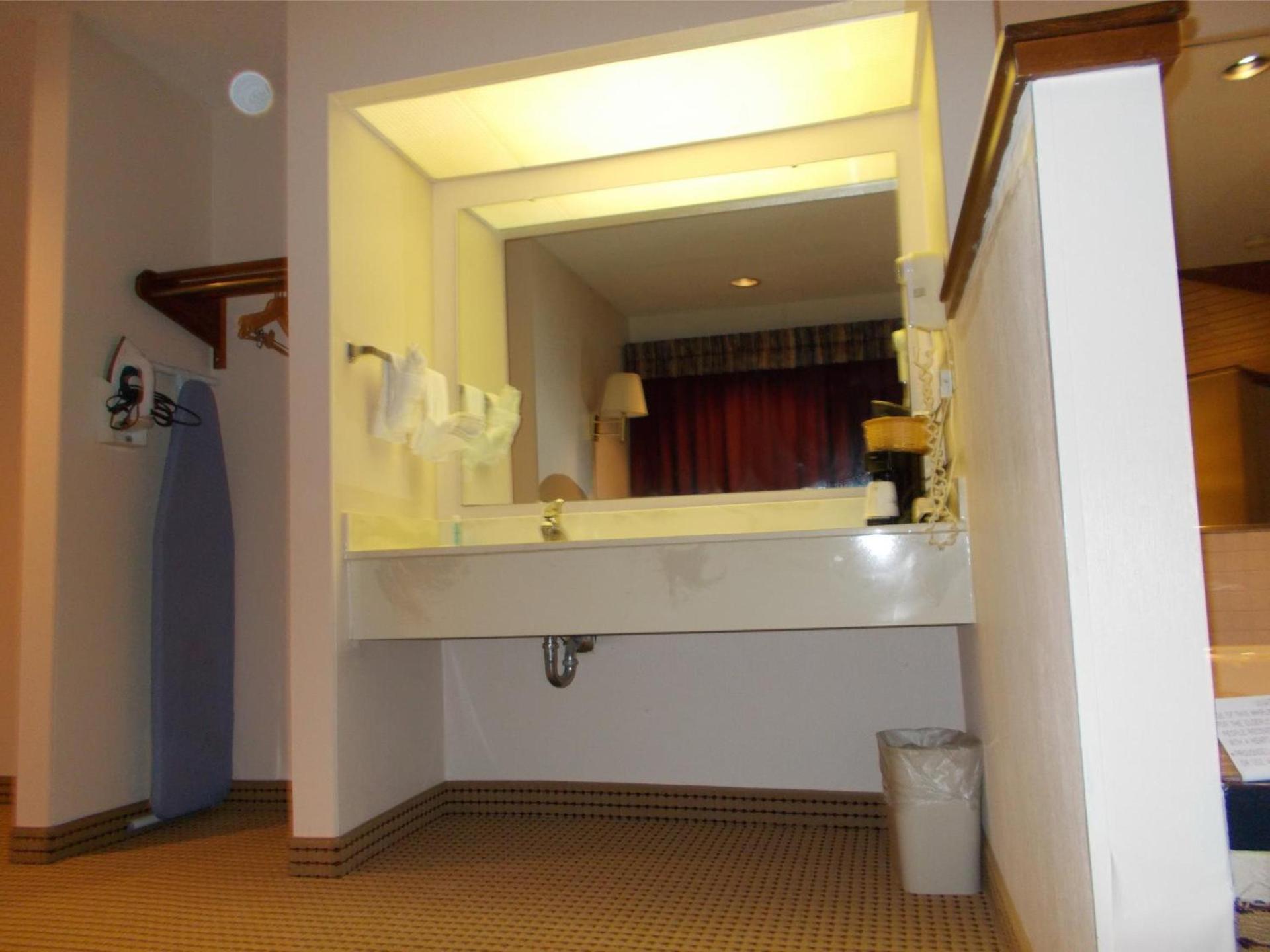 Royalton Inn and Suites, Wilmington,Ohio photo 18