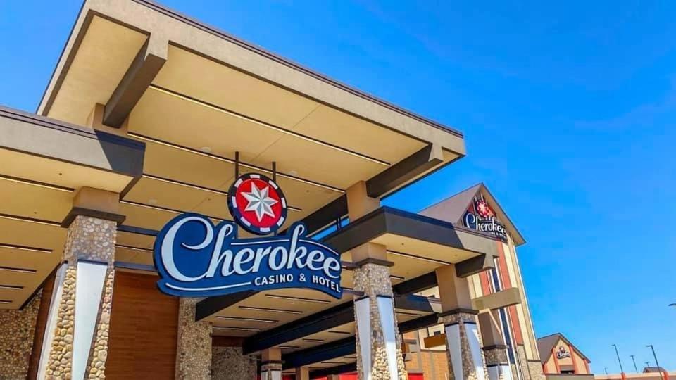 Cherokee Casino Hotel Roland photo 8