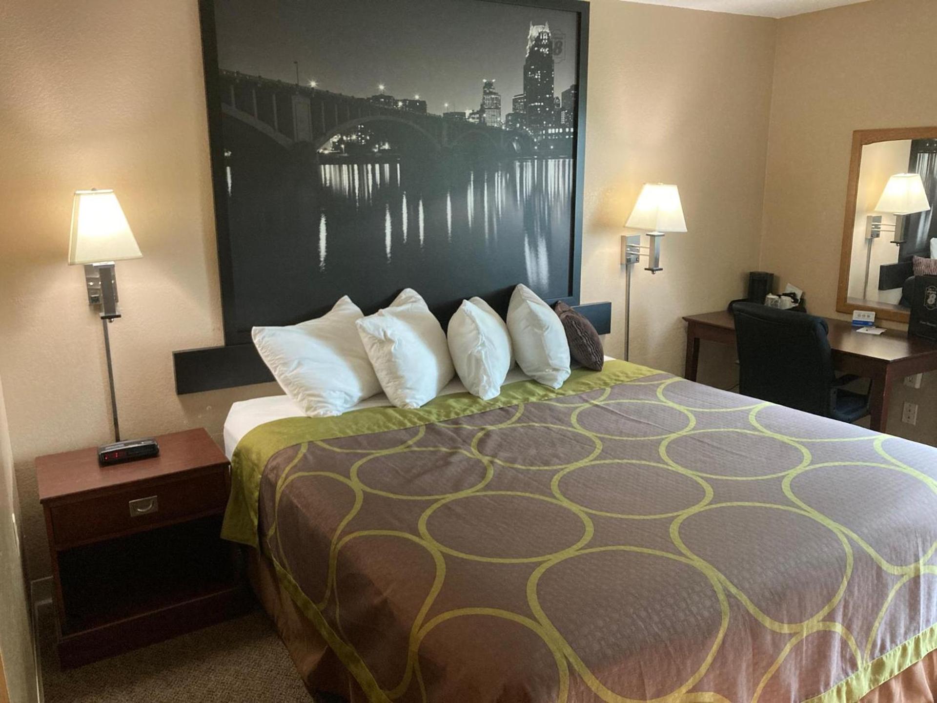 Super 8 by Wyndham Chisago City photo 6
