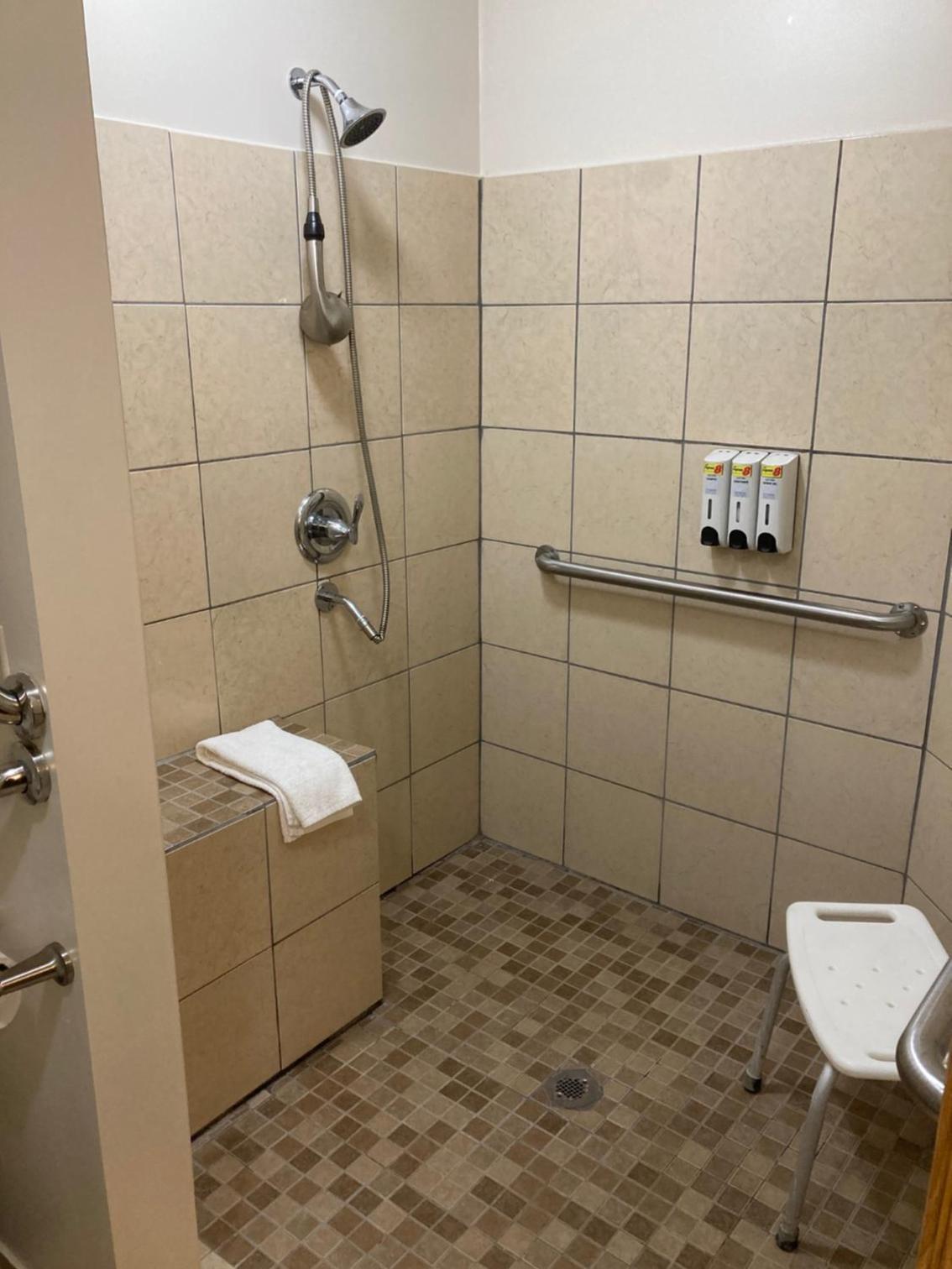 Super 8 by Wyndham Chisago City photo 11