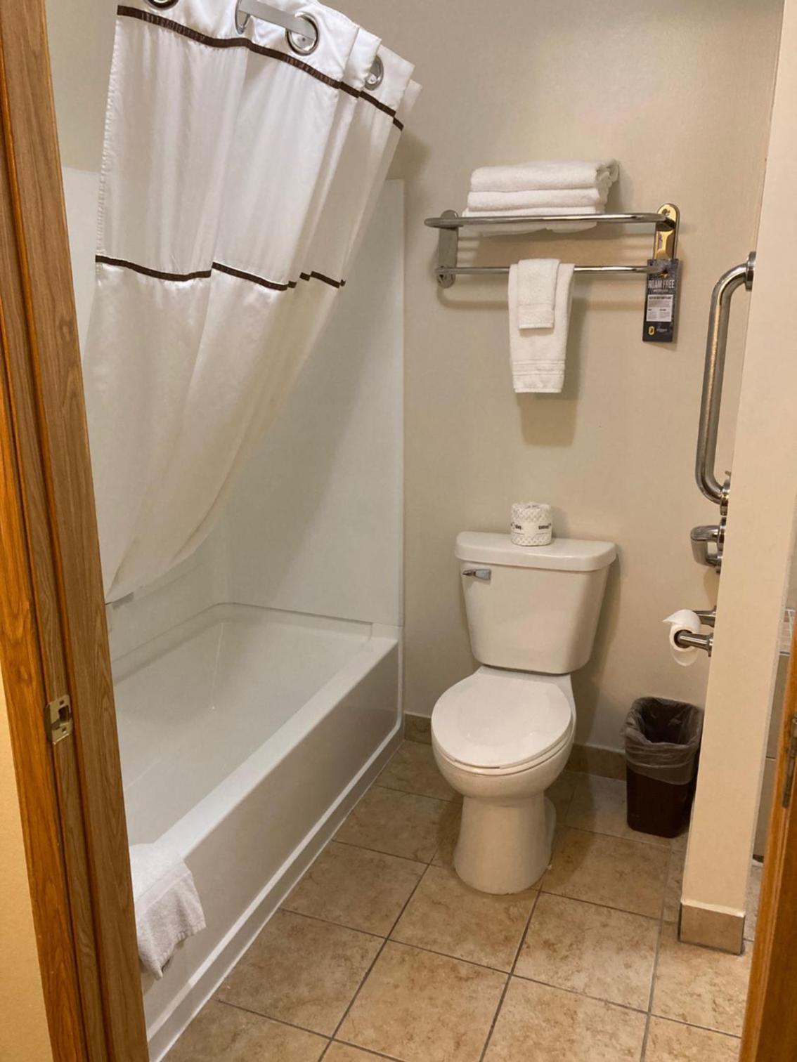 Super 8 by Wyndham Chisago City photo 21