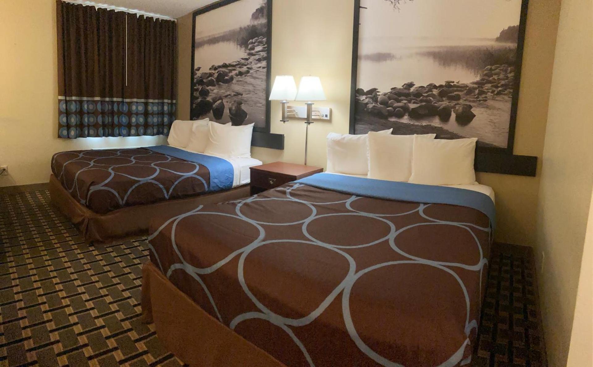 Super 8 by Wyndham Chisago City photo 26