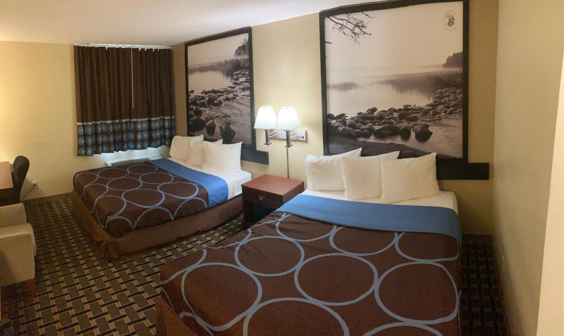 Super 8 by Wyndham Chisago City photo 27