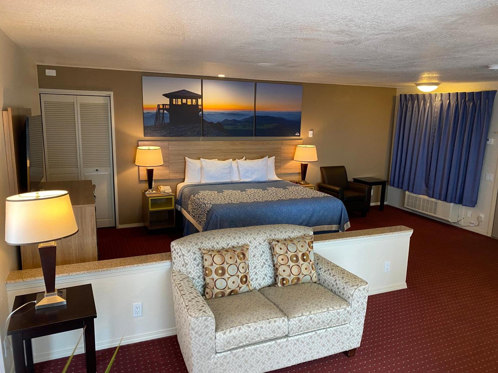 Days Inn by Wyndham Newport OR photo 13