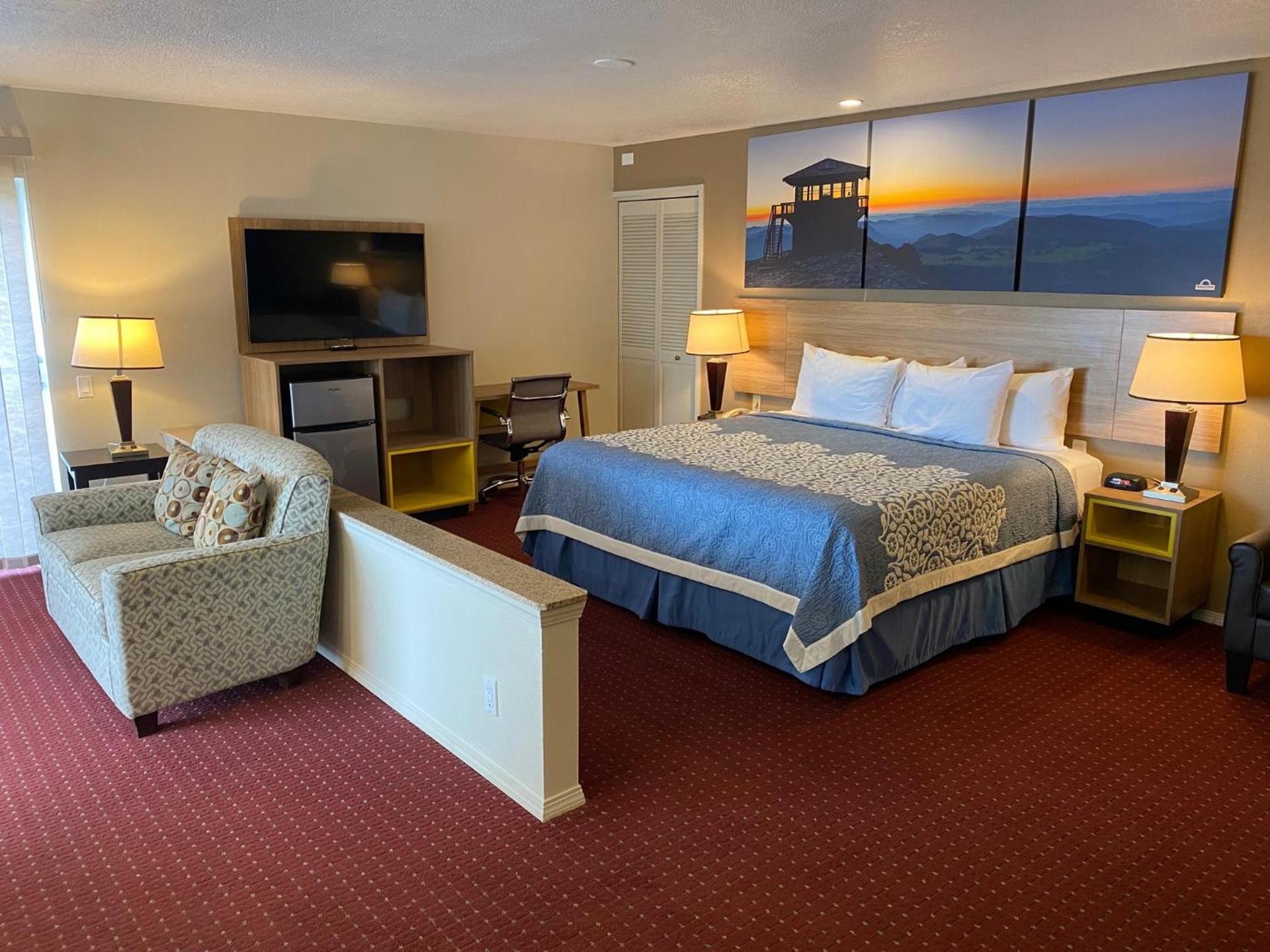 Days Inn by Wyndham Newport OR photo 14