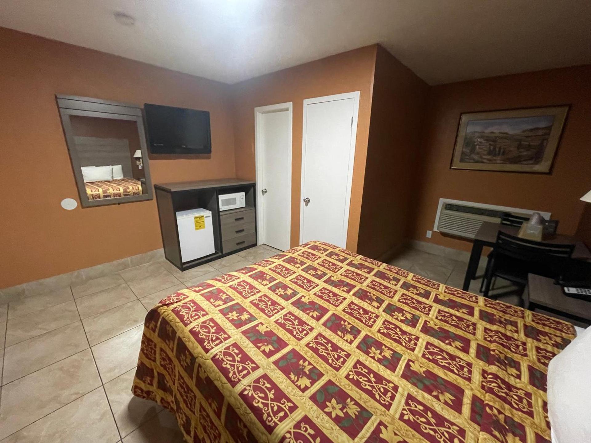 New Corral Motel photo 23