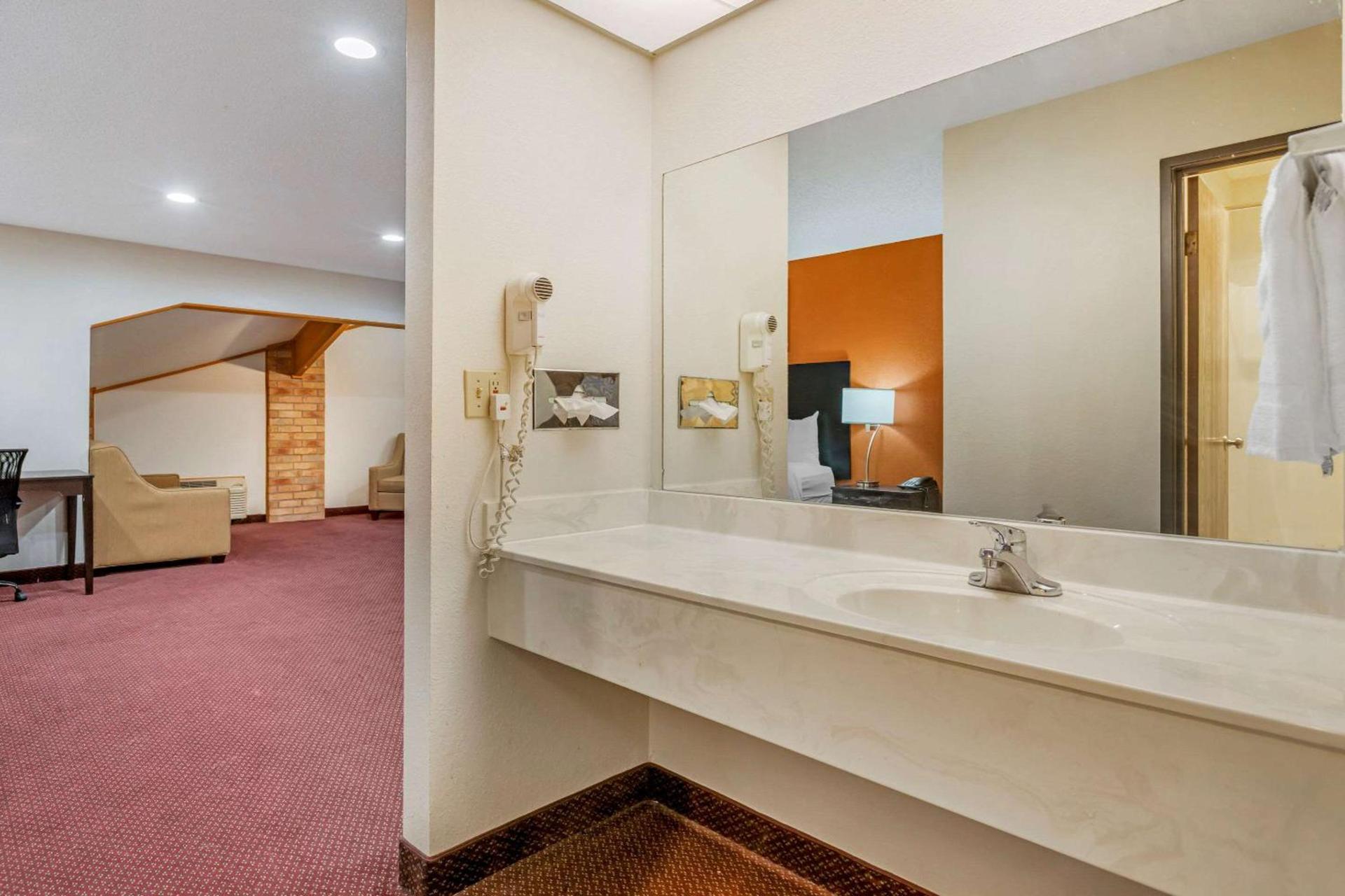 Rodeway Inn Coopersville photo 28