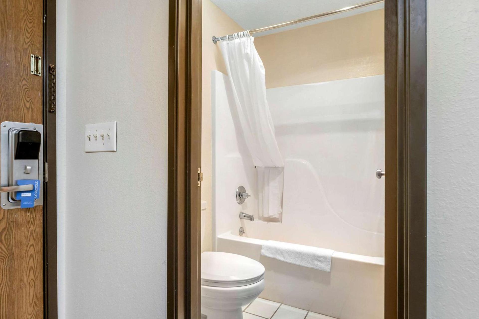 Rodeway Inn Coopersville photo 27