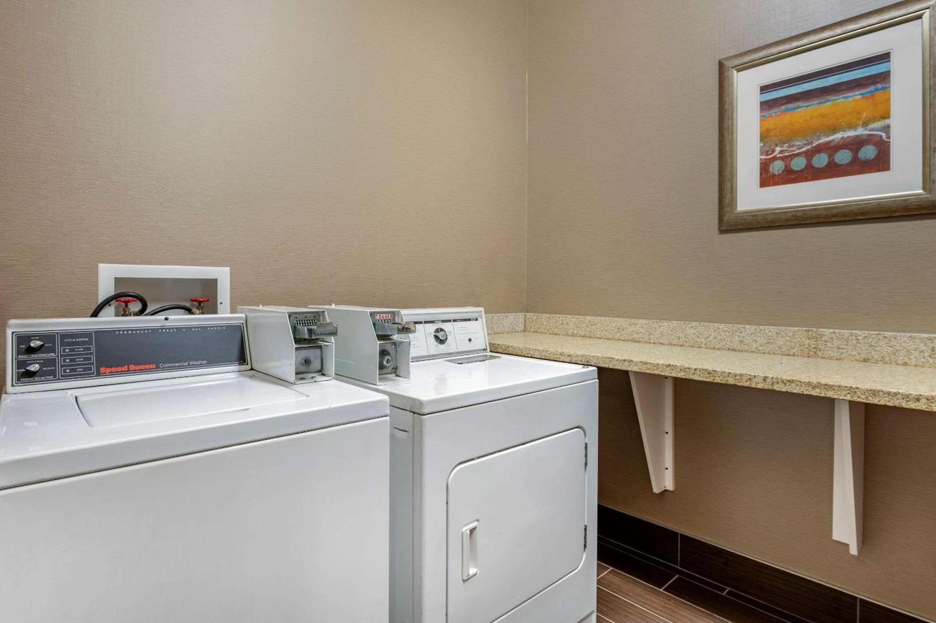 Comfort Suites Columbus West - Hilliard photo 32