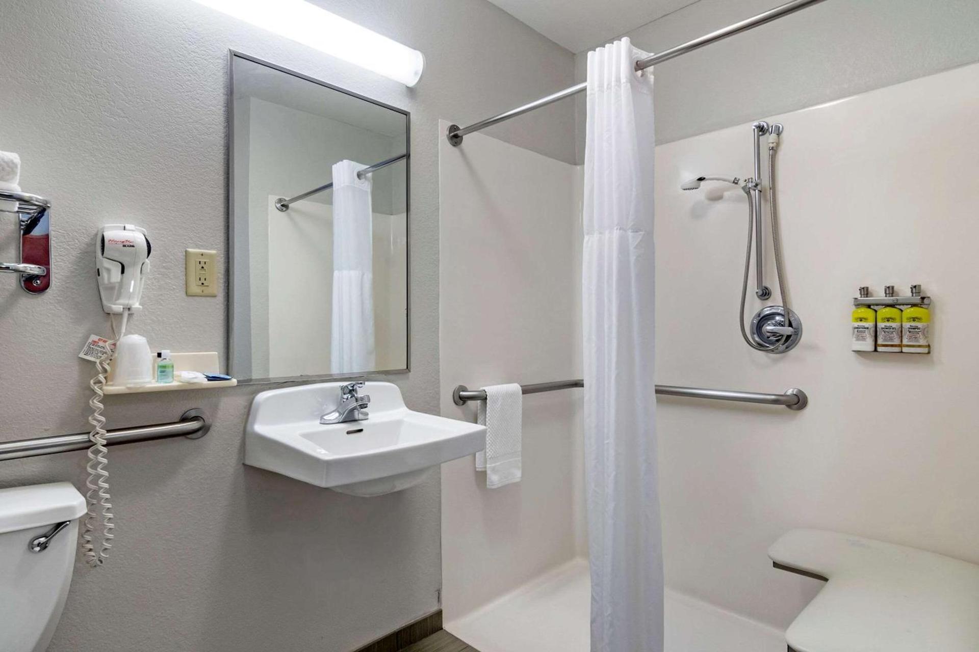 MainStay Suites Emporia photo 2