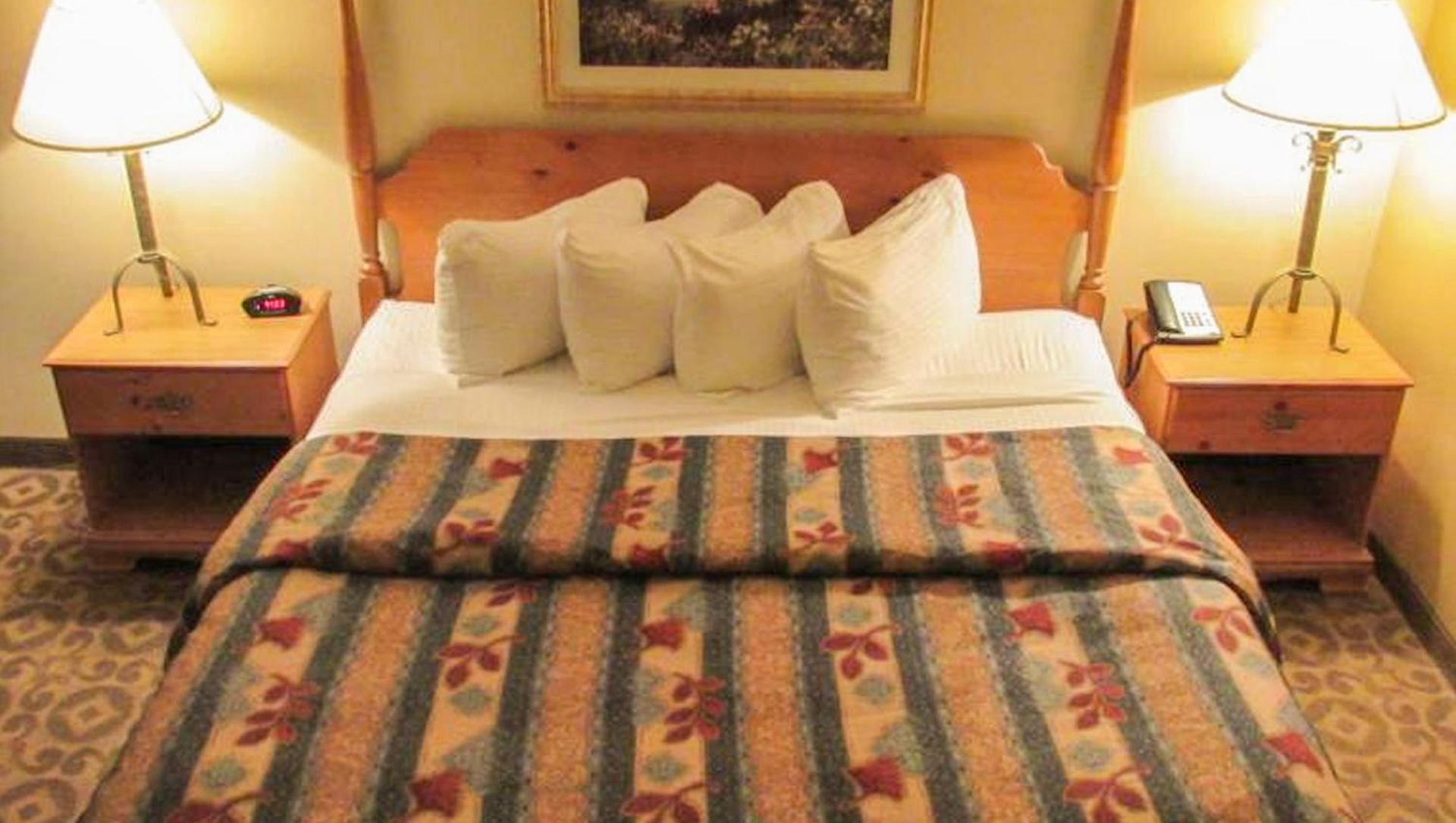 Magnuson Grand Pioneer Inn and Suites photo 12