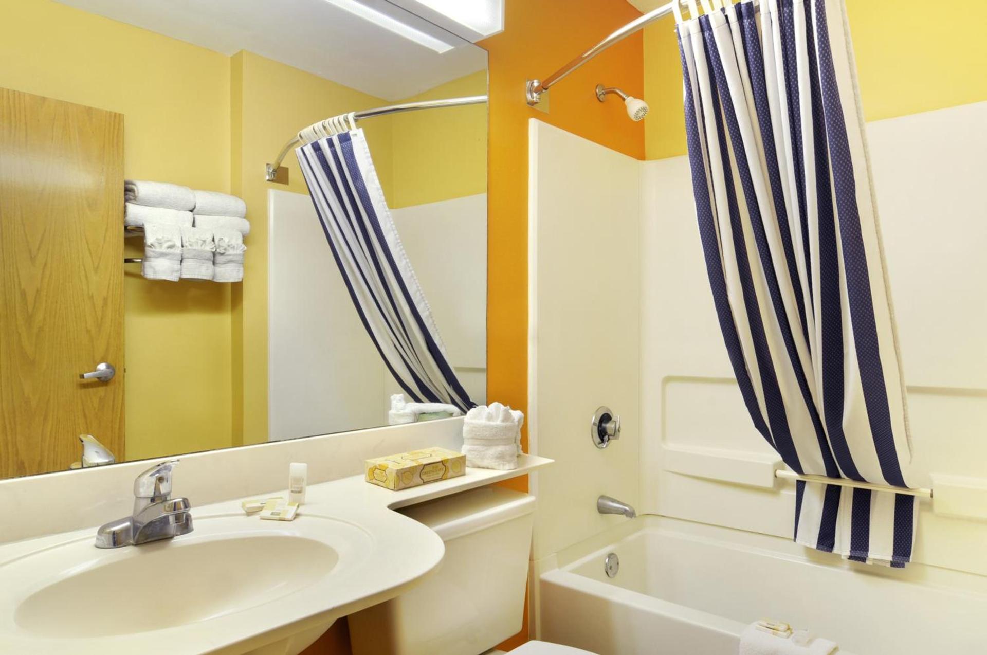 Hometown Inn & Suites Jacksonville Butler Blvd./Southpoint photo 9