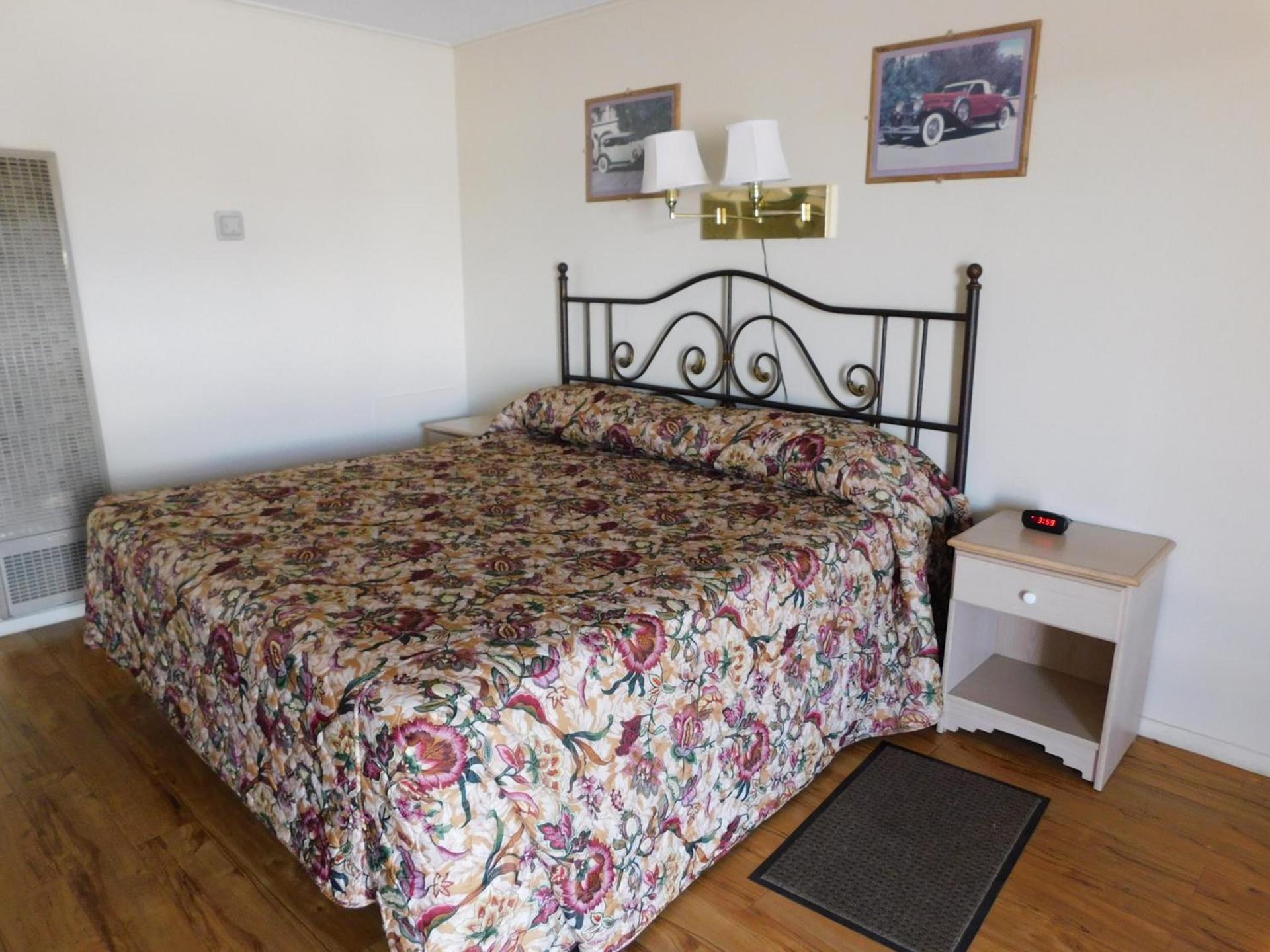 Royal Host Motel photo 9