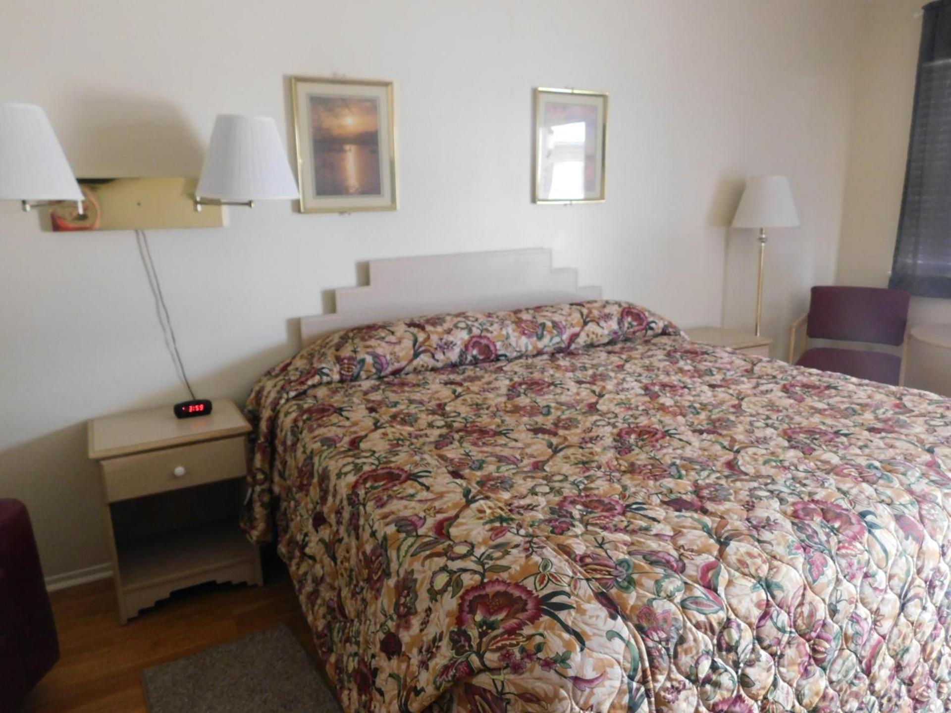 Royal Host Motel photo 8
