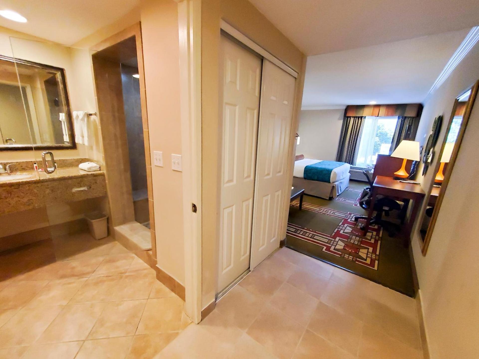 Howard Johnson by Wyndham Pasadena photo 9
