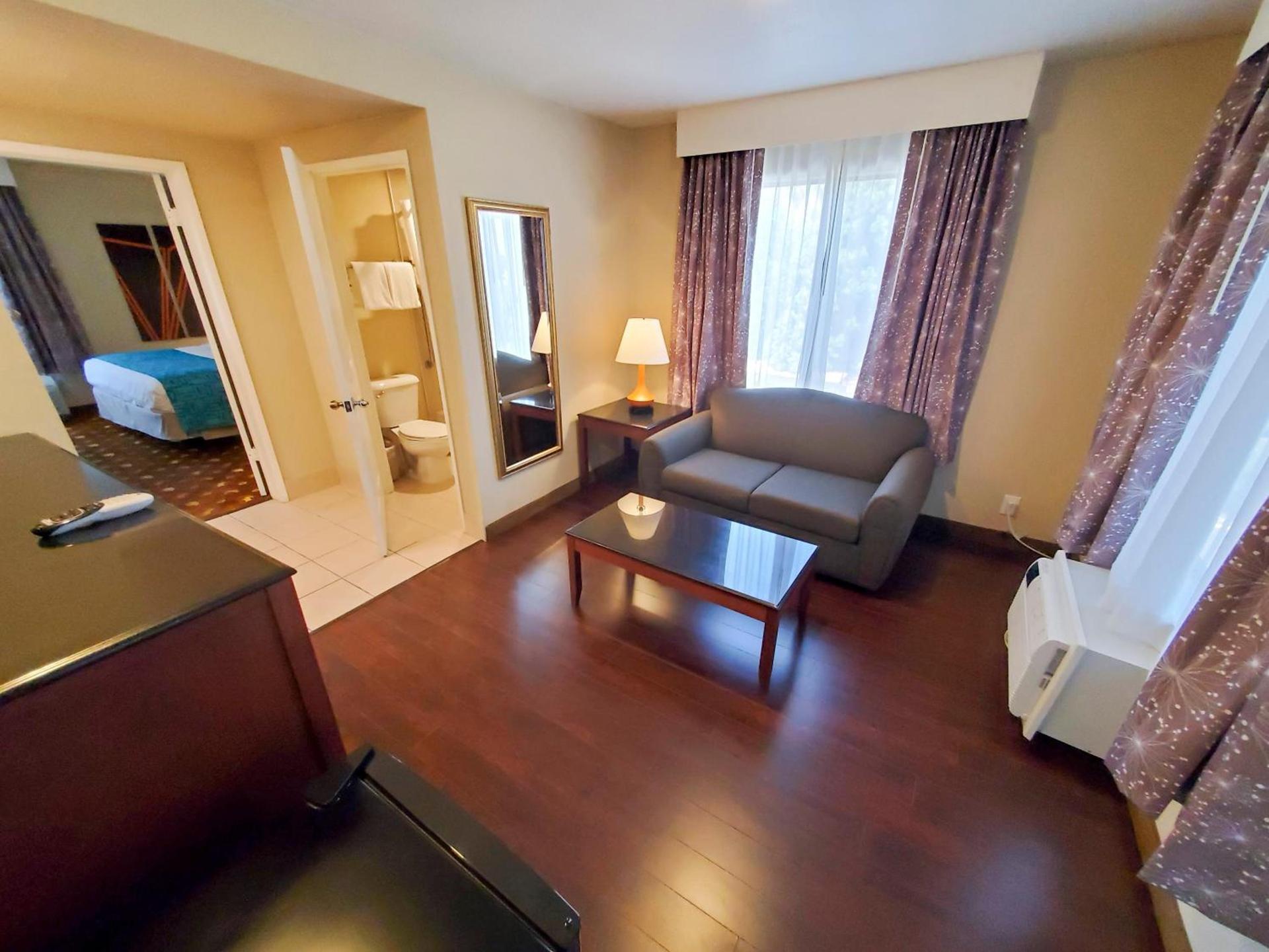 Howard Johnson by Wyndham Pasadena photo 8