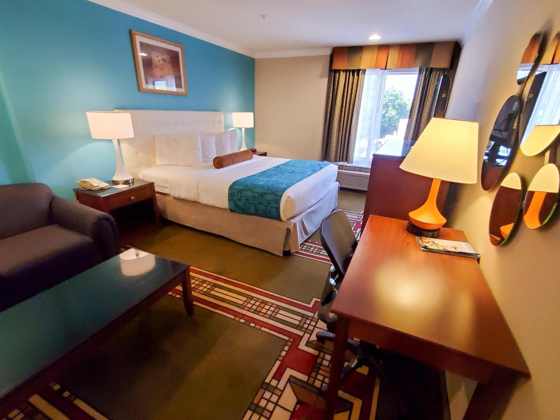 Howard Johnson by Wyndham Pasadena photo 15