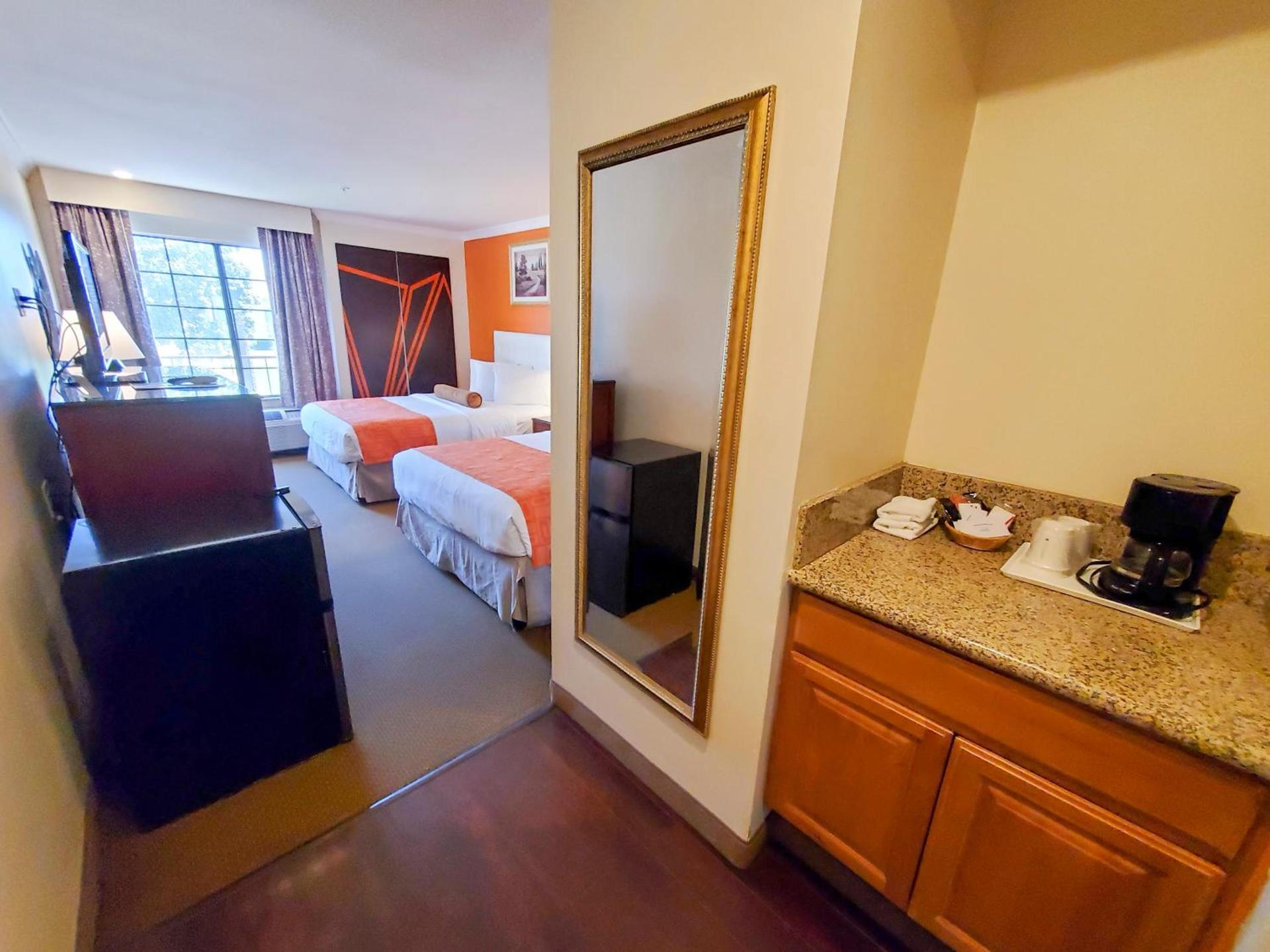 Howard Johnson by Wyndham Pasadena photo 16
