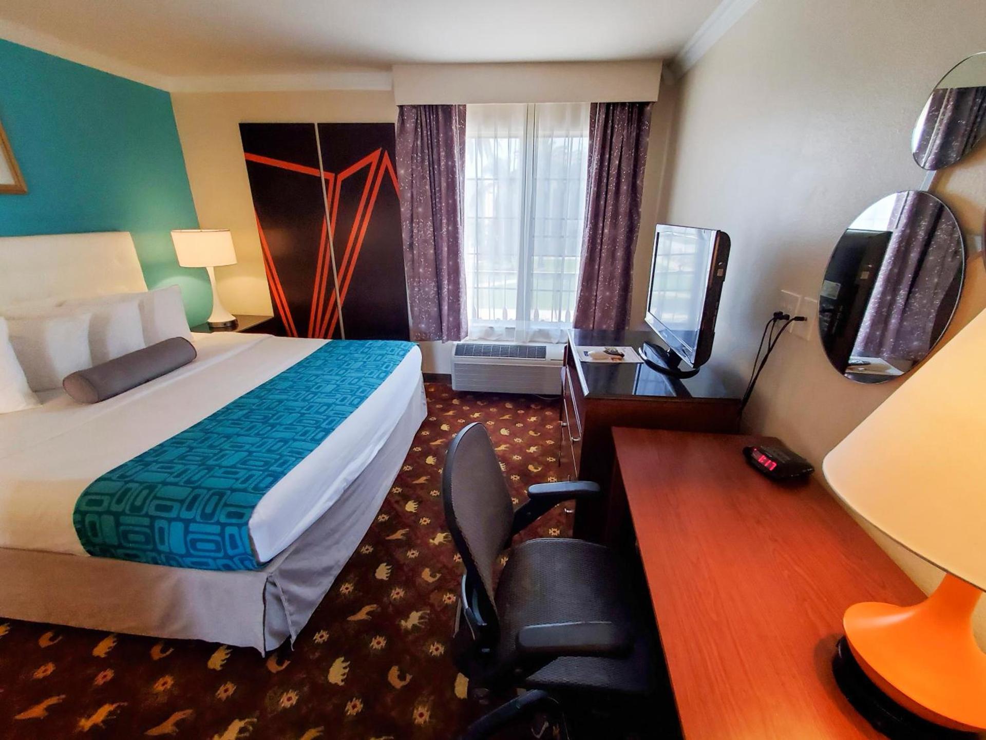Howard Johnson by Wyndham Pasadena photo 17