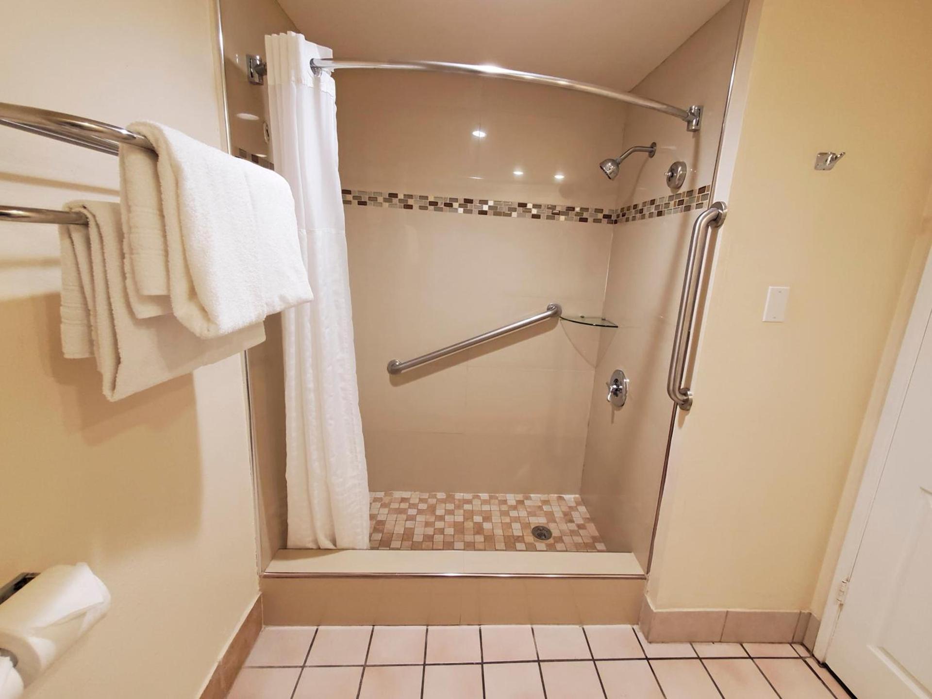 Howard Johnson by Wyndham Pasadena photo 20