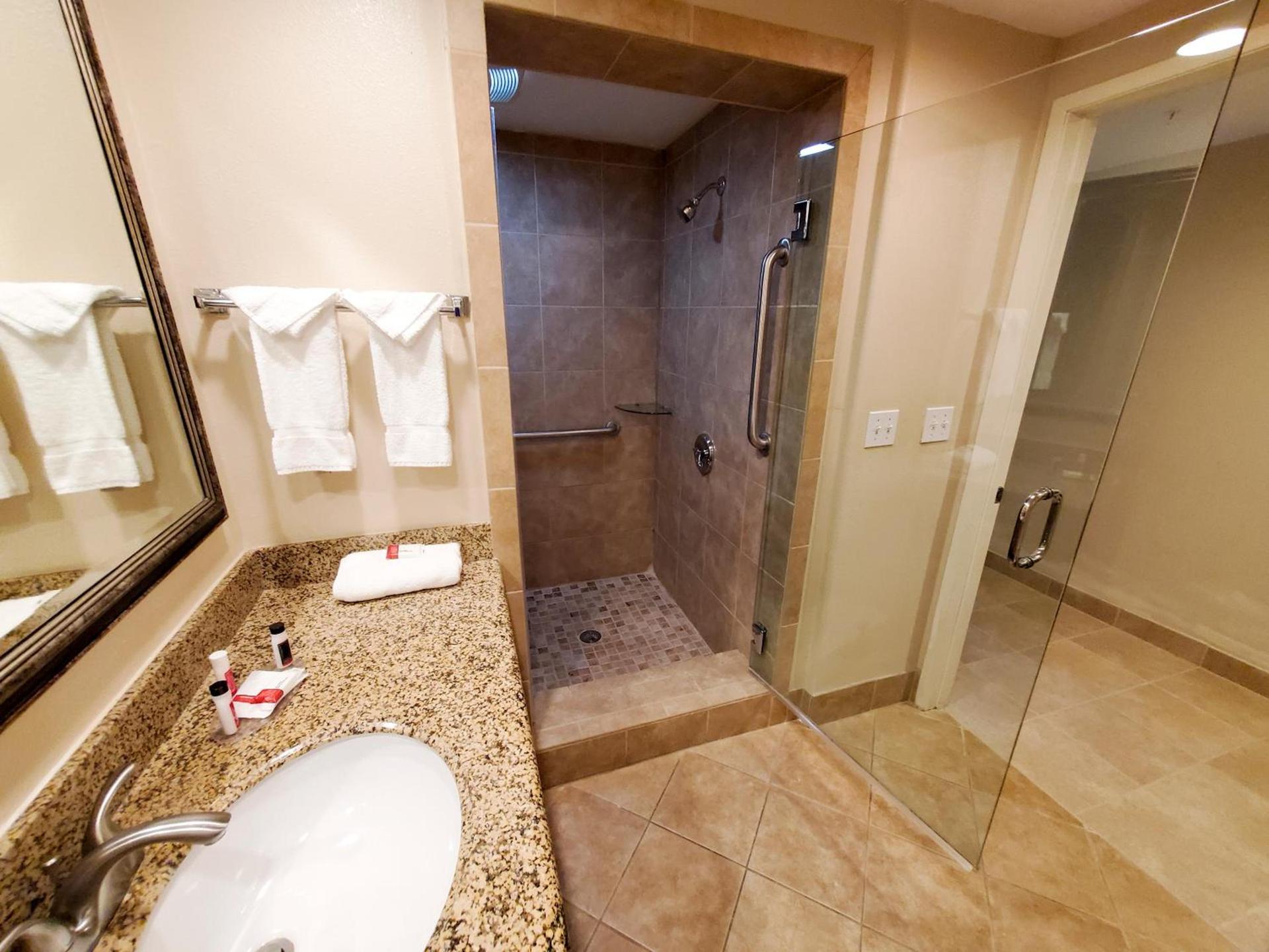Howard Johnson by Wyndham Pasadena photo 10